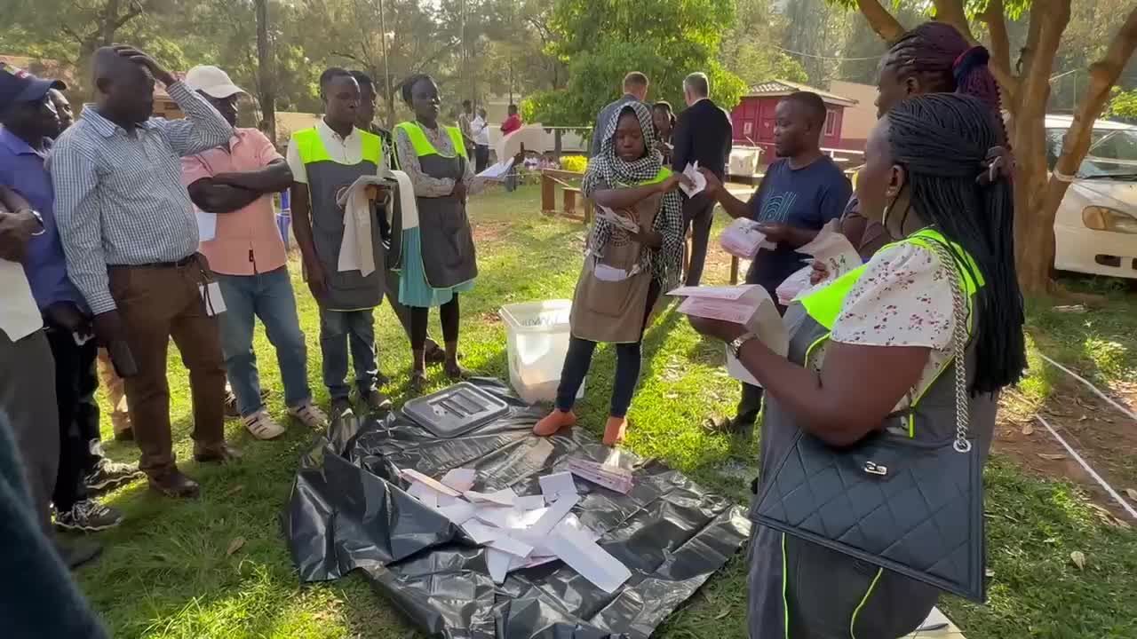 Президент Уганды Йовери Мусевени голосует на выборах amid технические сбои