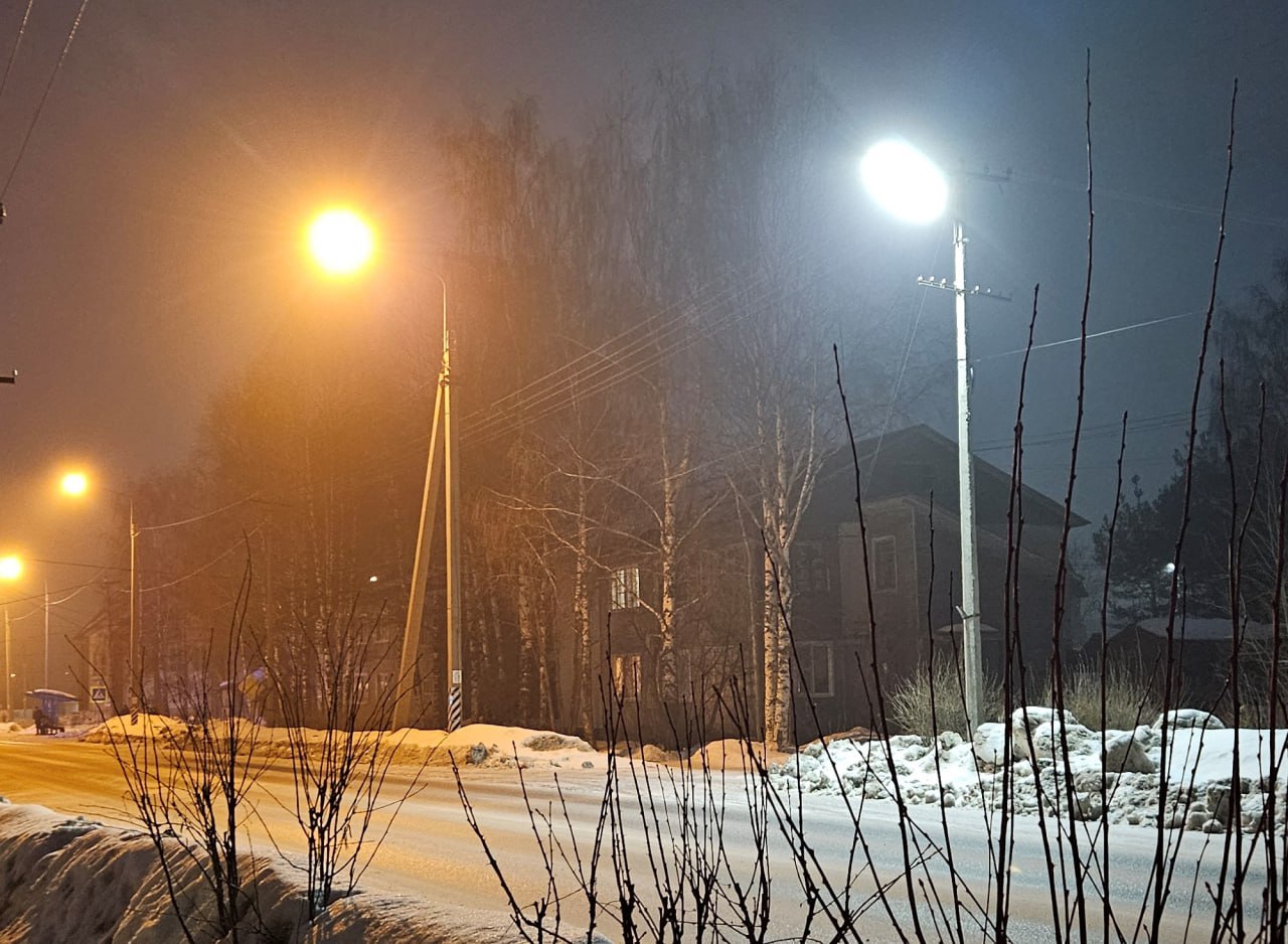 Свет есть в правительстве Архангельской области отчитались о ситуации с электричеством Итоги проведённой в выходные дни работы по устранению аварий на сетях электроснабжения вызванных обильными снегопадами и текущую ситуацию обсудили на оперативном совещании В минувшие выходные на местах обнаружения обрывов проводов работали 60 бригад 176 специалистов и 65 единиц техники К работе были также привлечены 14 бригад из других регионов СЗФО Коми Карелии Псковской Вологодской и Новгородской областей Кроме того энергетикам помогали 30 сотрудников ГУ МЧС по Архангельской области На утро 22 декабря Россети Северо Запад восстановили 2442 километра ЛЭП возобновлена работа 195 линий электропередачи и 2134 трансформаторных подстанций В Пинежском и Холмогорском округах электроснабжение также восстановлено Выходные выдались напряженными работали над устранением отключений электроэнергии в ряде муниципалитетов Существенно снизили количество отключенных от электроэнергии участков тем не менее на сегодняшнее утро часть Холмогорского и Пинежского округов оставалась без электричества Аварийных отключений водоснабжения и теплоснабжения в регионе нет сообщил губернатор Архангельской области Александр Цыбульский