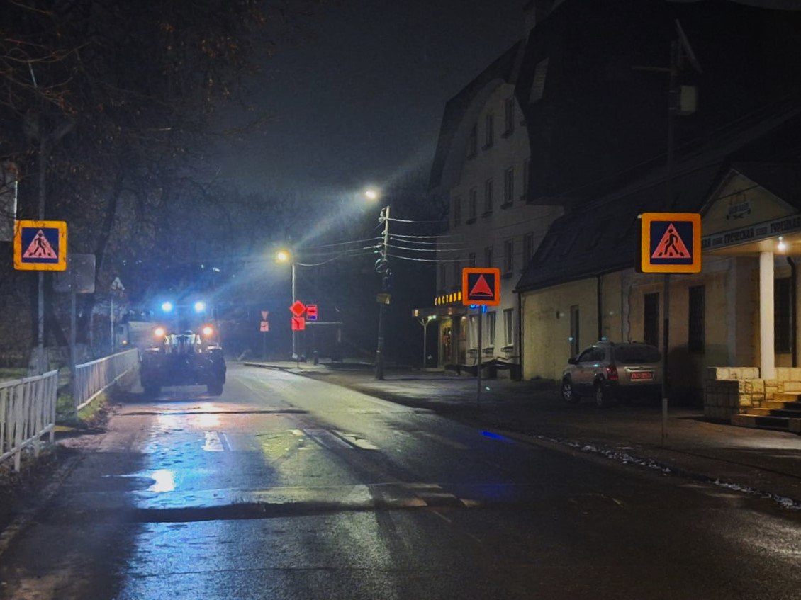 Ночью в городе работала спецтехника.  На дежурстве в ДБГ находились 12 комбинированных дорожных машин. Выполнялась обработка мостов и путепроводов на улицах Чапаева, Пролетарской, Горького, Московское шоссе, Ленина, Первомайский проспект, Каширина, Есенина, Петрова. Подбор и вывоз грунтовых наносов осуществлялся на участках улиц Керамзавода до Военных автомобилистов, Кирпичного завода от Керамзавода до остановки «Поселок Мехзавода», в районе школы №54.  Днем 15 ноября на дежурстве находятся 16 комбинированных дорожных машин. При ухудшении погодных условий, они выйдут на обработку дорог общего пользования. На уборку тротуаров вышли 13 тракторов-щеток, спецтехника работает во всех районах города.