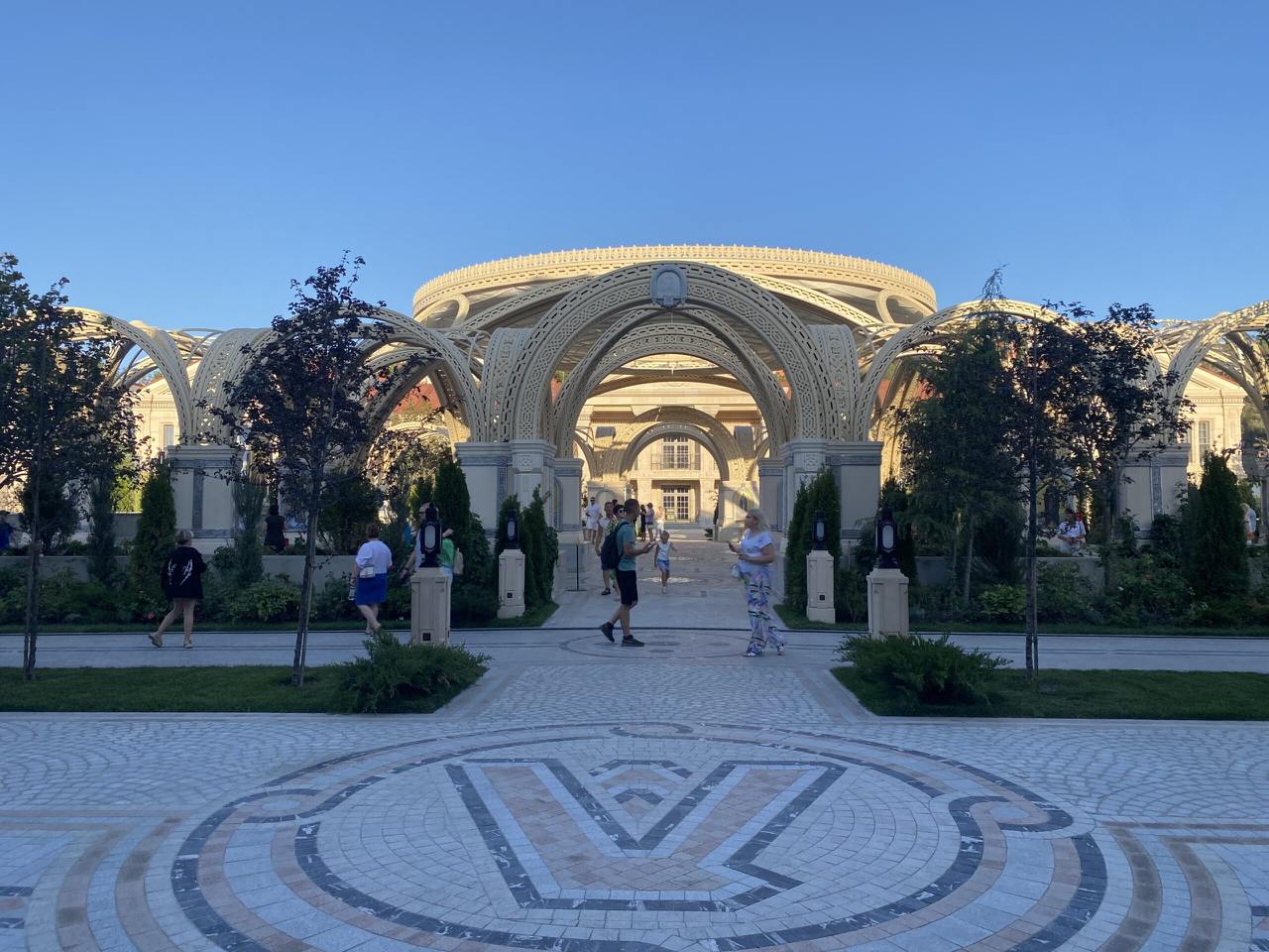 Правительство России выделило порядка 700 млн рублей на работу Нового Херсонеса С помощью выделенных средств будут профинансированы расходы комплекса в 2025 году в том числе связанные с обеспечением деятельности подготовкой и созданием новых экспозиций обеспечением безопасности сообщили в пресс службе правительства РФ MAXимум новостей Крым 24 Радио Крым