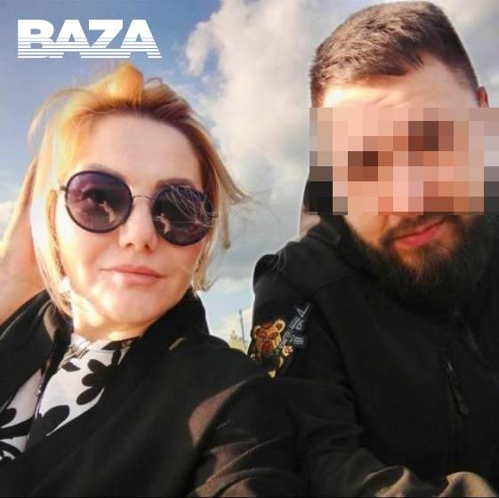 Мать погибшего участника СВО обвиняет председательницу союза предпринимателей Уфы в браке по расчёту После похорон женщина получила 5 миллионов рублей вместе с машиной и пропала По словам Аллы её сын Эдуард познакомился с Ингой в 2023 году когда та овдовела её первый муж тоже погиб на СВО Спустя всего три месяца после его похорон женщина вышла замуж за молодого человека Вскоре Эдуард который с 2022 года участвовал в боевых действиях погиб в феврале 2024 го Матери пришлось самостоятельно заниматься поисками и доставкой тела домой из за чего процесс затянулся на долгие месяцы Похороны состоялись лишь в 2025 году Когда мать вступила в наследство то с удивлением обнаружила что автомобиль принадлежавший её сыну был переоформлен на его бывшую супругу Ингу и вывезен в неизвестном направлении Кроме того со счёта погибшего пропали все поступившие за время службы выплаты около пяти миллионов рублей Сама Инга по словам матери даже не пытается выйти на связь и игнорирует все попытки с ней связаться Алла уверена что брак был фиктивным и заключён с целью получения денежных выплат и имущества Эдуарда Подписаться Отправить новость journalisttrussia bot