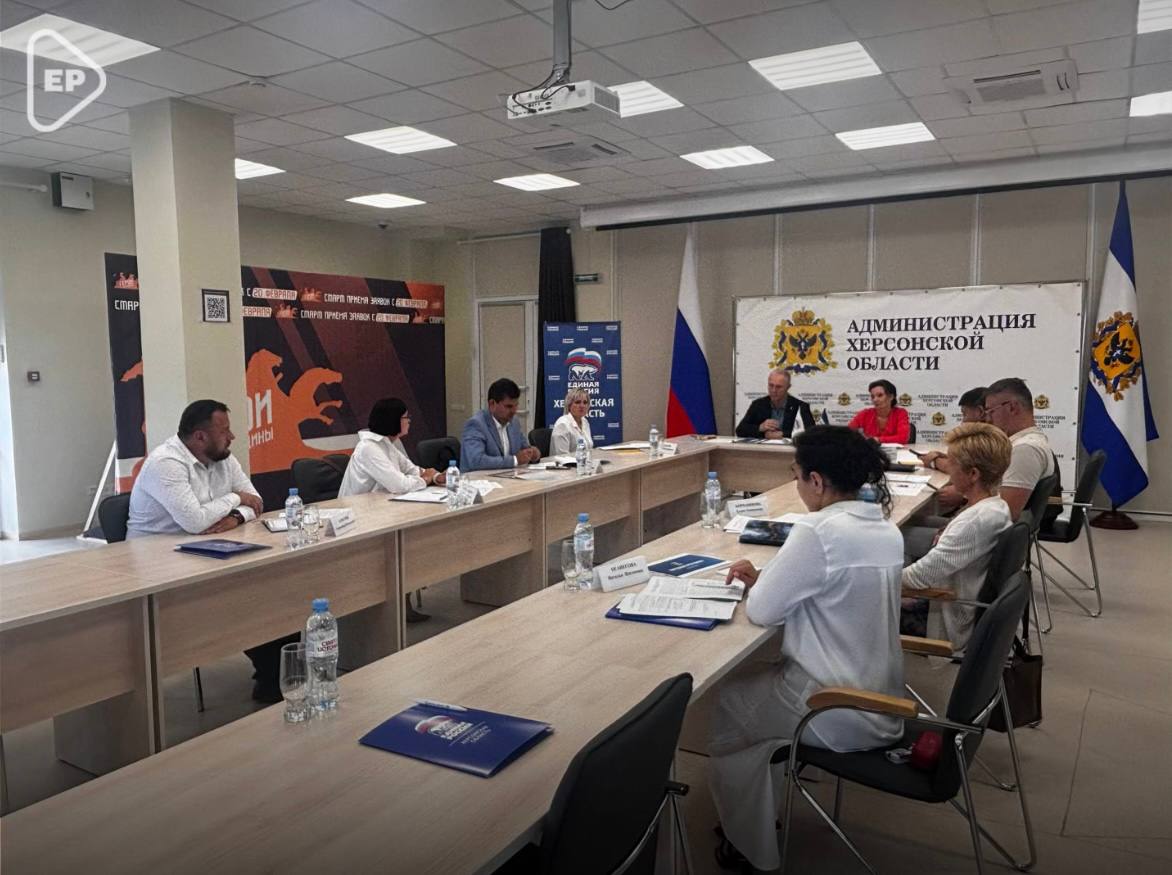Качественные дороги свяжут основные города и направления в Херсонской области в этом году Об этом рассказал зампред правительства региона Руслан Цыганенко на совещании по реализации Народной программы партии «Единая Россия» в Херсонской области. В этом году мы уже свяжем Крым, Скадовск, Геническ, Херсонское направление - в сторону Великой Копани. Дороги будут сделаны в проездном нормальном покрытии. Основные города и направления Херсонской области буду закрыты нормальными качественными дорогами, останутся больше опорные пункты и улично-дорожная сеть, - сказал Руслан Цыганенко. Поблагодарив "Единую Россию" и руководство страны, он добавил, что в этом году на улично-дорожную сеть дополнительно выделяется 1,8 миллиарда рублей. Реконструкция дорог - одно из положений народной программы «Единой России» и партийного проекта в «Безопасные дороги». #ЕдинаяРоссия #ХерсонскаяОбласть #НароднаяПрограмма