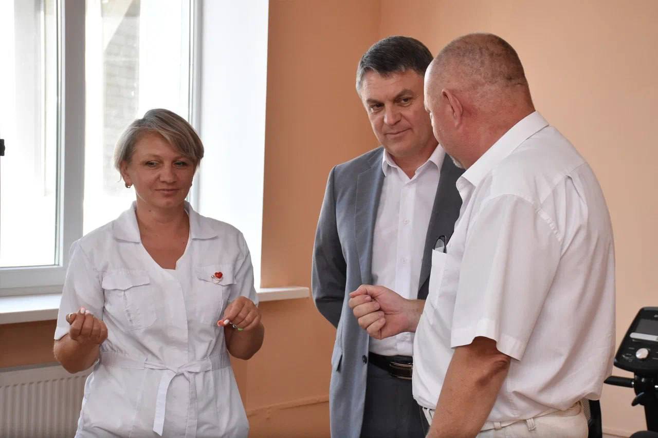 Ознакомился с работой Луганского протезно-ортопедического завода. Его продукция крайне важна для многих наших земляков с проблемами здоровья, особенно для участников боевых действий, получивших тяжелые увечья. Благодаря полученному гранту регионального Фонда развития промышленности в 54 млн руб. завод произвел модернизацию. Закупил 33 вида современного оборудования, освоил новейшие технологии и материалы для изготовления более комфортных в применении изделий, начал производство высокотехнологических спортивных протезов. За последние два года здесь индивидуально, под каждого пациента, изготовлено почти 7,7 тысяч единиц продукции, в том числе 129 современных спортивных протезов для участников СВО. Кроме того, сотрудники протезно-ортопедического завода в тесной связке с региональным отделением Фонда «Защитники Отечества» участвуют в комплексной реабилитации наших героев. За это им огромное спасибо! На предприятии за чашкой чая пообщался с ребятами, которые в боях за Родину получили тяжелые ранения. Они рассказали, что благодаря полученным протезам смогли не только вернуться к полноценной жизни, но и регулярно заниматься спортом. Ветераны рассказали также о своих проблемах. Взял каждую на заметку и обязательно проконтролирую их решение. Говорили и о необходимости улучшения системы реабилитации ветеранов СВО у нас в республике. Рассказал о наших планах, в том числе по реконструкции Республиканского центра комплексной реабилитации инвалидов в городе Луганске в рамках реализации государственной программы «Доступная среда». Здесь будут работать все необходимые специалисты по самым современным методикам, появится бассейн, высокотехнологичное оборудование. Мы приложим максимум усилий, чтобы создать в республике все необходимые условия для восстановления наших защитников, которые ценой собственного здоровья в боях с врагом отстаивают интересы Отечества.