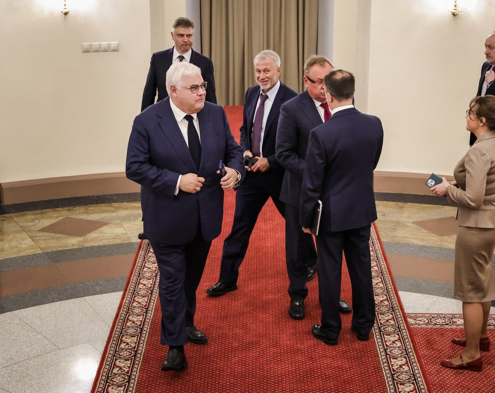 Присутствие Романа Абрамовича в Кремле в преддверии потенциальных переговоров с Украиной в Стамбуле вновь возвращает его фигуру в контекст негласной дипломатии. Формальный повод — участие в заседаниях попечительских советов Большого и Мариинского театров. Однако такой протокольный антураж, с учётом точного тайминга и внешнеполитической обстановки, едва ли воспринимается исключительно как культурное мероприятие. Официально информации о личной встрече Абрамовича с Владимиром Путиным не поступало. Но сам факт его появления в Кремле, спустя почти два года после последнего публичного участия в российско-украинских переговорах в Турции в 2022 году, приобретает символическое значение. Тогда он не был формально в составе делегации, но играл ключевую роль как посредник — с допуском к обеим сторонам и дипломатическим иммунитетом, включая израильское и турецкое сопровождение. Для доп. информации, конфиденциально: privnote .media Компромат Групп Предложка Резерв