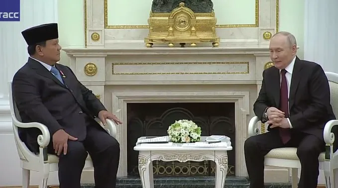 Владимир Путин принял в Кремле президента Индонезии Прабово Субианто находится в России с рабочим визитом Как заявил глава государства в начале встречи энергетика космос сельское хозяйство и фармацевтика наиболее перспективные направления взаимодействия двух стран Также Владимир Путин выразил уверенность что Россия и Индонезия смогут найти решение для поддержания стабильной ситуации в торговле Ранее в Джакарте сообщали что президент собирается на переговорах с российским лидером обсудить энергетическую безопасность в том числе обеспечение стабильных поставок ресурсов включая нефть Подписаться на Говорит Москва Telegram VK MAX