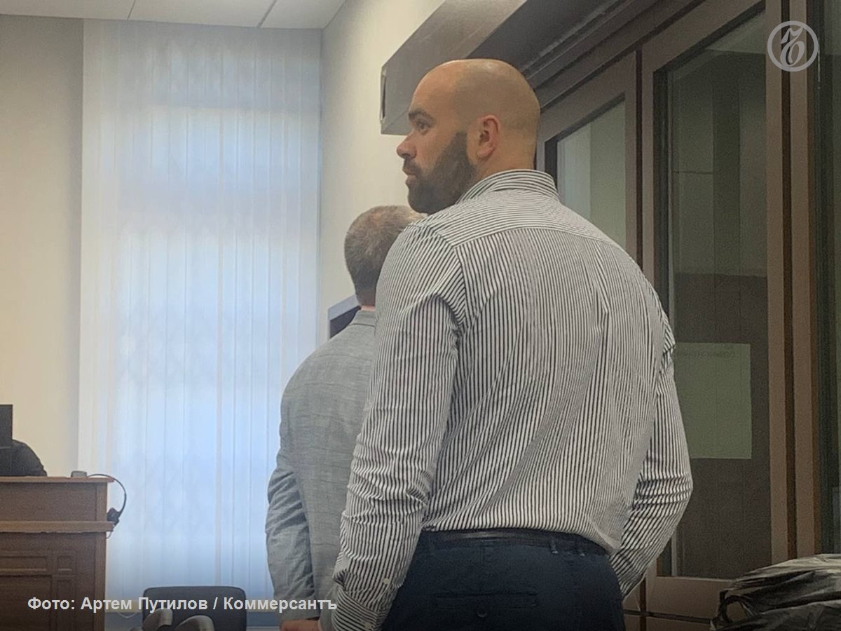 Академический райсуд Екатеринбурга приступил к рассмотрению по существу уголовного дела в отношении бывшего чиновника свердловского министерства агропромышленного комплекса Игоря Крупского и его знакомого Игоря Соколова По версии обвинения они занимались выращиванием конопли в грузовом контейнере для продажи по всей Свердловской области Игорь Крупский признал вину в культивировании конопли Игорь Соколов в хранении наркотика Адвокаты обвиняемых заявили что некоторые доказательств сфальсифицированы Подробнее в материале Бывший чиновник пустил коноплю в рост kommersantural