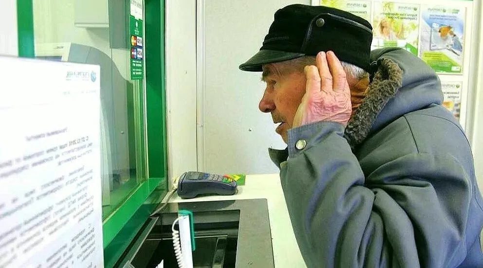 Депутаты предложили ввести период охлаждения для пенсионеров при переводах свыше 50 тыс рублей По их мнению существующих мер недостаточно Банк должен задерживать операции на несколько часов чтобы человек мог передумать или обратиться в поддержку а сотрудники должны задавать уточняющие вопросы зачем нужен перевод кто просит его сделать знает ли клиент получателя лично Автоматическая задержка создаст много ложных срабатываний ухудшит клиентский опыт и может восприниматься как ограничение финансовой самостоятельности а у банков появится очень много дополнительной работы звонки обращения конфликты проверки жалобы считают эксперты Дополнительно обсуждаются такие меры как обучение пенсионеров памятки о схемах злоумышленников ужесточение ответственности за мошенничество против пожилых людей fatcat18 Мы в Мах