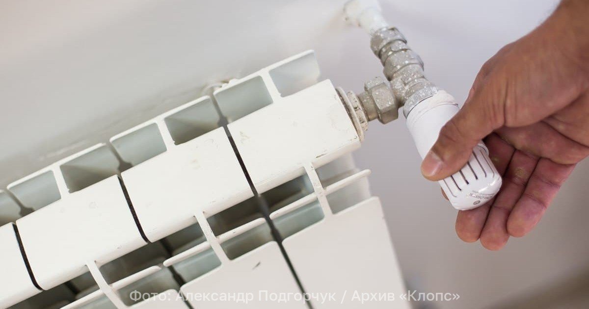 После дня энергетика в домах калининградцев пропала горячая вода и тепло Тепло и горячая вода пропали на нескольких улицах Московского и Ленинградского районов Калининграда Об этом Клопс сообщили горожане Блага цивилизации отсутствуют на ул Суворова Багратиона Адмирала Макарова Горького Старшего лейтенанта Сибирякова ЖЭУ на Водоканал Водоканал на аварийную службу и так по кругу Никто ни за что не собирается отвечать и решать А ночью 11 пожаловались жители ул Старшего лейтенанта Сибирякова Обращался в единую службу по номеру 59 64 00 Просто говорят ждите Авария через час сделают и так каждый час отвечают И это продолжается уже несколько часов рассказал о своём общении с коммунальщиками Денис