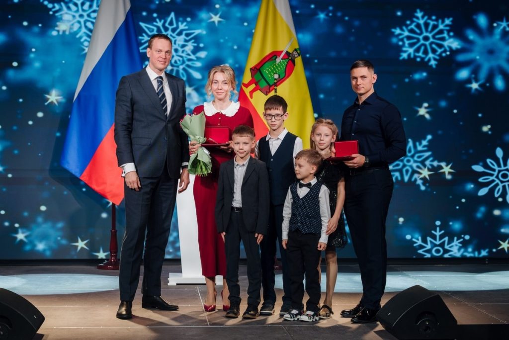 В Рязани наградили отличившихся рязанцев Церемония прошла в областном правительстве Государственные и региональные награды представителям разных профессий вручил губернатор Павел Малков Приветствуя собравшихся он отметил что канун Нового года время когда принято подводить итоги уходящего года Награды это тоже итог Это оценка вашей работы и вклада в развитие региона и всей страны Это знак глубокого уважения за ваш труд за профессионализм и ответственное отношения к делу Из личного успеха каждого складывается общий большой успех Рязанская область развивается многое удалось сделать в том числе за этот год Но предстоит сделать еще больше Рассчитываю на вас в дальнейшем как на профессионалов и соратников сказал Павел Малков Во все времена главным богатством и гордостью нашей страны и Рязанской области всегда были люди Спасибо всем за самоотдачу и неравнодушие Региональные и государственные награды получили почти 70 представителей различных отраслей педагоги экономисты врач