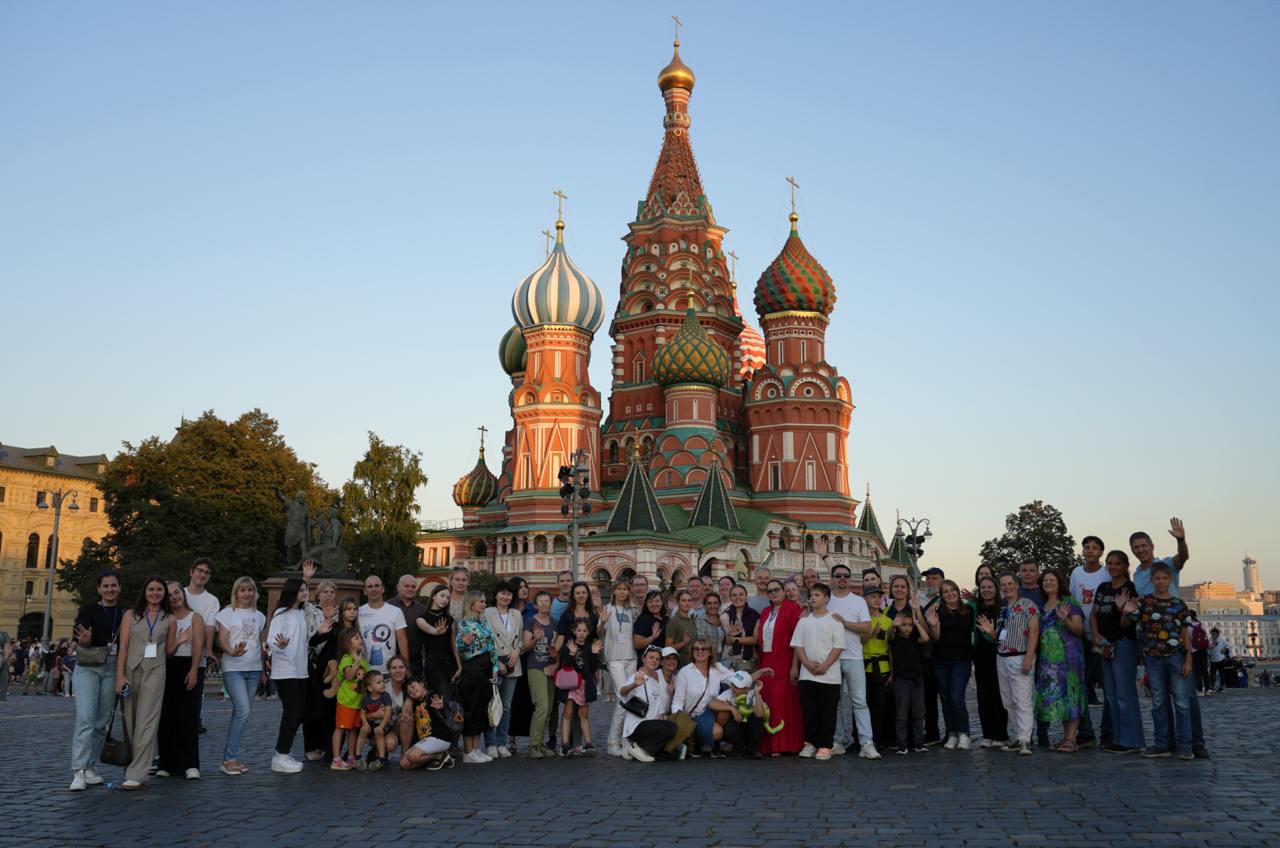 Названа самая финансово грамотная семья России  В Москве прошел федеральный этап Всероссийского семейного фестиваля сбережений и инвестиций, по итогам которого победителями стали Кирик-Шатневы из Курской области     В финале встретились 23 семьи из 23 регионов страны — от Санкт-Петербурга до Благовещенска     Участников ждали:  мастер-классы и лекции;  обсуждение инвестиций, долгосрочных сбережений и страхования;  квиз на знание всех аспектов личных и общественных финансов, по итогам которого и был определен победитель!  «Уверенное финансовое планирование каждой семьи – основа финансового благополучия всего государства. Знания и навыки грамотного и безопасного поведения важно развивать у взрослых и детей, в семье, с самого раннего детства. Это способствует общему росту финансовой культуры», — отметил заместитель министра финансов Павел Кадочников.    Также были определены семьи-победители и по каждой номинации конкурса. Подробнее читайте на нашем сайте.     #МинфинСообщает #финграмотность