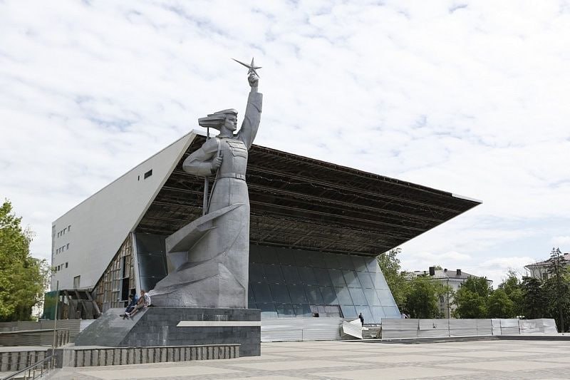 Реконструкция кинотеатра «Аврора» в Краснодаре займет минимум 2 года. Об этом рассказал мэр города Евгений Наумов на встрече с журналистами. Проект находится на завершающей стадии согласования, после чего начнутся строительные работы. Изменения в проекте включают детальную визуализацию будущего облика. Здание, построенное в 1967 году, было закрыто на реконструкцию в 2015 году. Кубанские Новости
