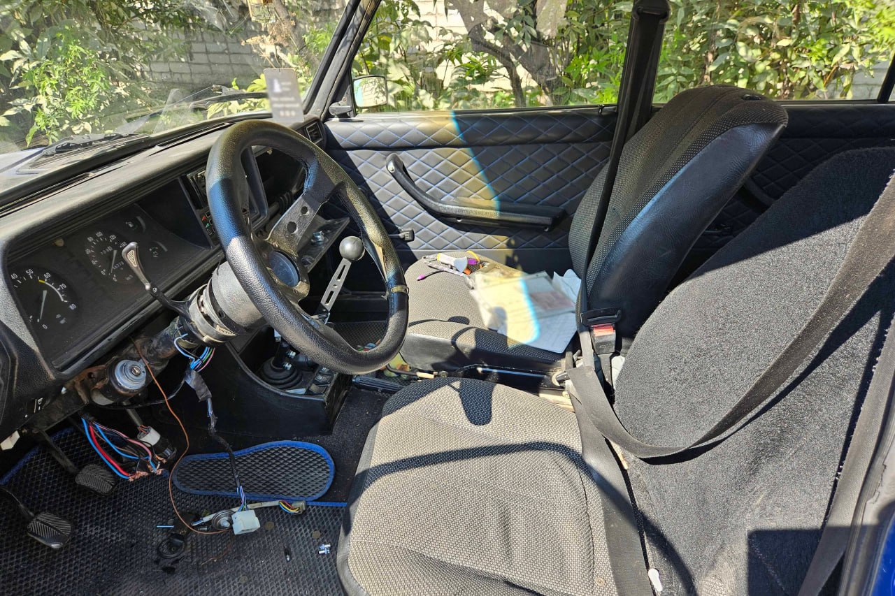 В полицию Котласа обратился местный житель 1997 г.р. Он рассказал, что вечером припарковал свой автомобиль «ВАЗ» у дома, в салоне он оставил кейс с инструментами, стоимостью порядка 9 тысяч рублей, а также наличные денежные средства – около 400 рублей. Утром обнаружил, что рулевая колонка в машине повреждена, инструменты и деньги пропали.  Сотрудники полиции установили личность подозреваемого в совершении преступления и задержали его. Злоумышленником оказался ранее судимый 37-летний житель Котласа.   Проходя мимо дома на улице Виноградова, подозреваемый заметил автомобиль заявителя. Он проник в машину через заднюю правую дверь, которая оказалась не заперта  замок был неисправен . Решив угнать транспортное средство, мужчина разобрал рулевую колонку, но завести машину ему не удалось. Тогда злоумышленник увидел кейс с инструментами, взял его и скрылся.  При обыске по месту жительства подозреваемого похищенные инструменты были изъяты и возвращены владельцу.  Возбуждены уголовные дела.  #MVD29 #РаботаетПолиция