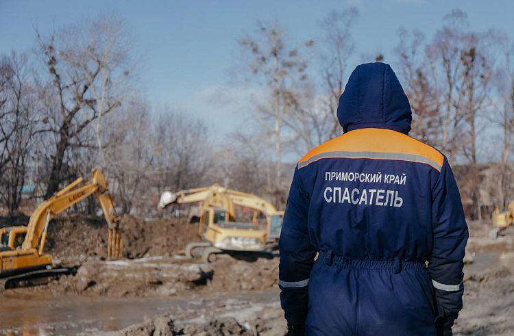 Два экскаватора регионального агентства по мелиорации и гидротехническим сооружениям приступили к расчистке реки Ореховка в Дальнереченском районе Приморья.  Дальнереченский район – один из самых проблемных приморских муниципалитетов в плане паводков. В прошлом году населенные пункты несколько раз подвергались пагубному воздействию вод. Одной из мер по снижению рисков наводнений станет расчистка и дноуглубление русла реки Ореховка вблизи Боголюбовки. Всего необходимо изъять и провести планировку более 26 тысяч кубических метров грунта. Также девять единиц техники агентства продолжают работы на реке Раздольной в Октябрьском округе. Здесь уже расчищено более километра реки, строится береговое укрепление.