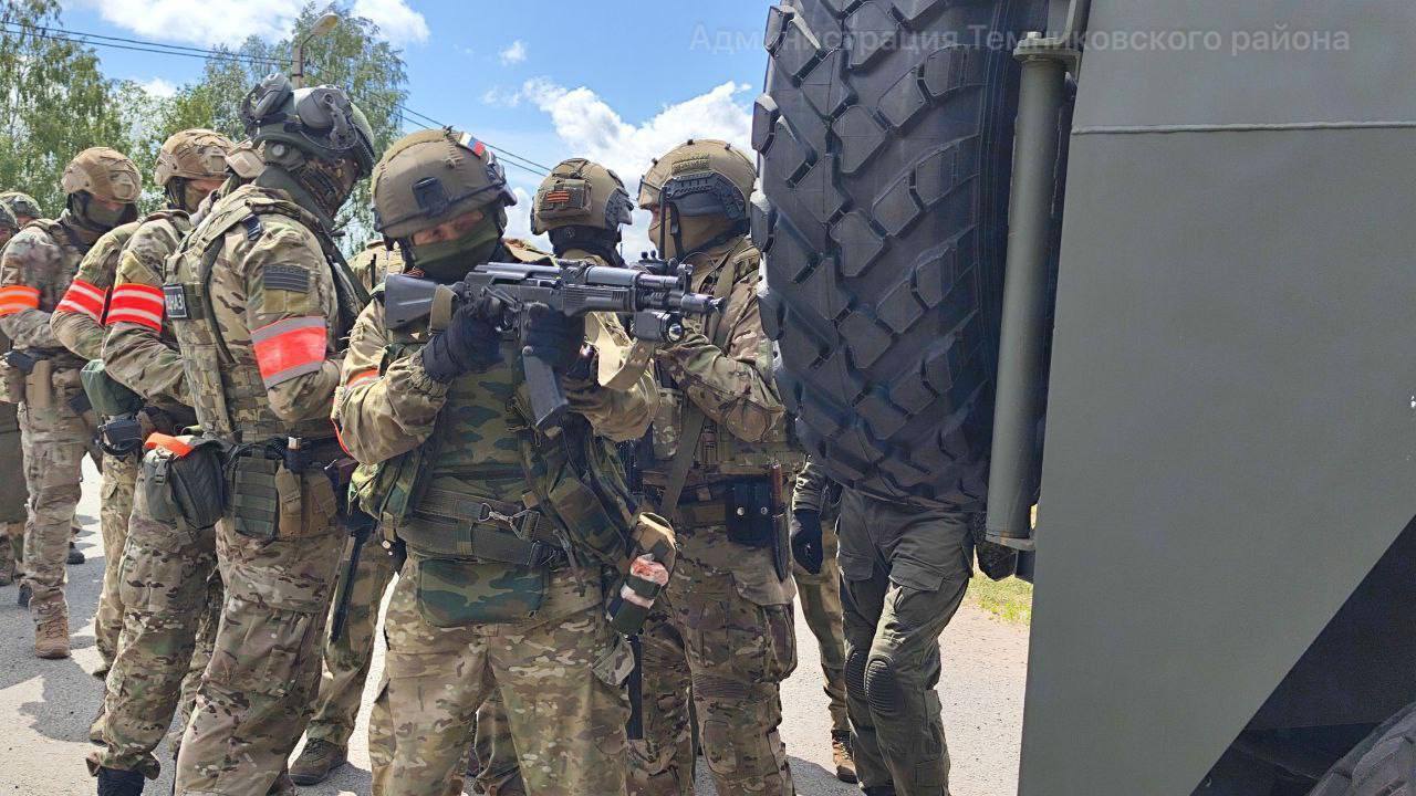 Учения по пресечению возможных терактов идут в Мордовии   Они длятся уже второй день в Темниковском районе. Цель — отработать, как службы будут действовать в случае угрозы теракта, а также потренироваться в том, как свести возможный ущерб к минимуму. В ходе учений проверяется, насколько слаженно работают все службы, отвечающие за безопасность.  Из-за учений в районе могут ввести некоторые ограничения. Правда какого формата будут эти ограничения, в администрации не сообщили.  #лайфстайл