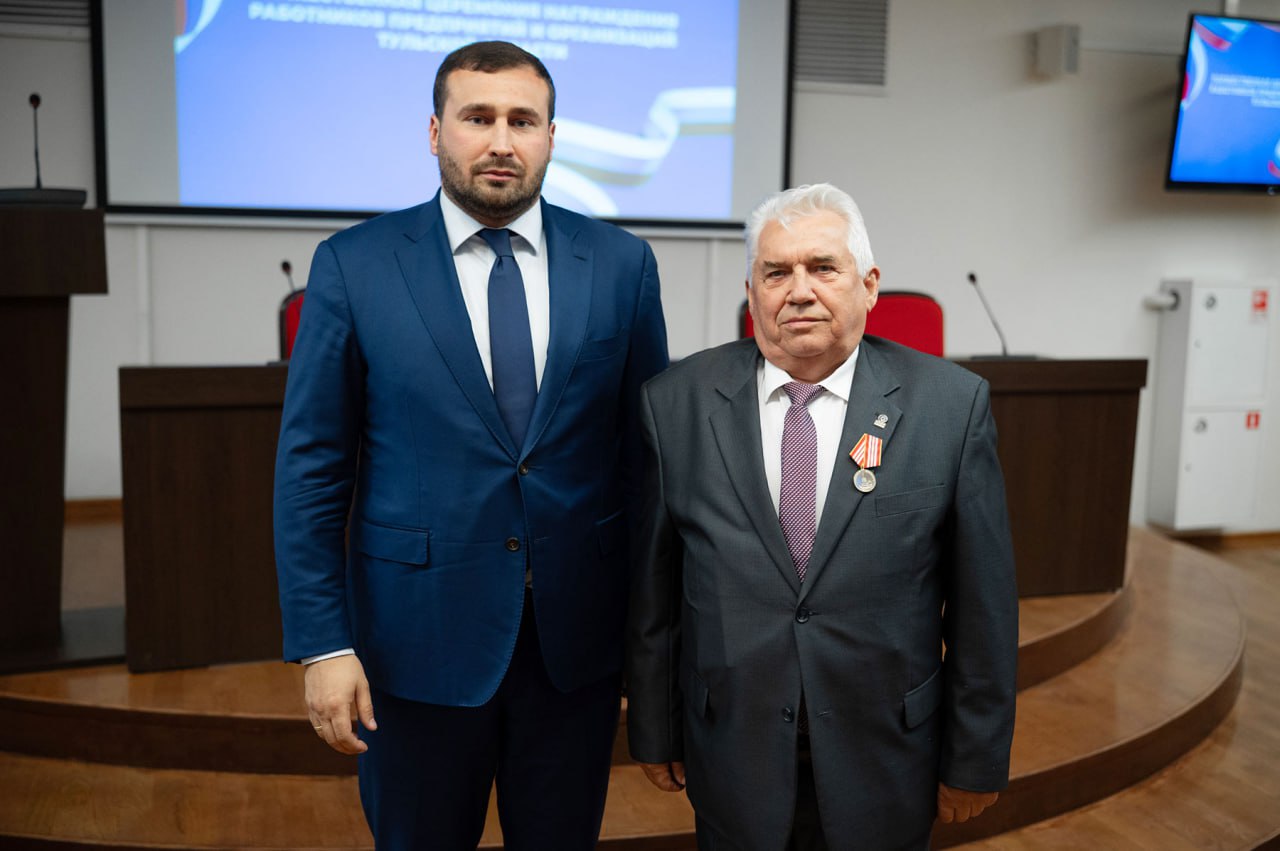 Работникам тульских предприятий вручили региональные награды В преддверии Дня России в Тульском государственном музее оружия состоялась церемония награждения работников предприятий и организаций региона. По поручению Губернатора Дмитрия Миляева награды вручил его первый заместитель – председатель Правительства Тульской области Михаил Пантелеев. «Во многом благодаря вашему труду Тульская область на протяжении последних лет занимает лидирующие позиции в Центральном федеральном округе по уровню развития производственной и социальной сферы. Именно вы обеспечиваете стабильную работу ключевых отраслей экономики нашего региона: химической индустрии, металлургии, оборонной промышленности», - подчеркнул председатель Правительства. Михаил Пантелеев отметил, что с началом специальной военной операции оборонные предприятия региона перешли на усиленный режим работы, непрерывно улучшают производственные процессы, наращивают мощности и предлагают новые решения для обеспечения потребностей армии. Идёт перестройка и в гражданской промышленности – активно реализуются проекты в сфере импортозамещения, осваиваются новые рынки сбыта продукции, повышается производительность труда. Развиваются отрасли ЖКХ, транспорта, образования, от которых напрямую зависит качество жизни людей. «За достигнутые успехи и верность выбранному делу вы удостоены медали «Трудовая доблесть». Это – результат вашего мастерства, инициативности и ответственности», - подчеркнул председатель Правительства. Михаил Пантелеев поблагодарил награждаемых за целеустремленность и самоотдачу и вручил награды.