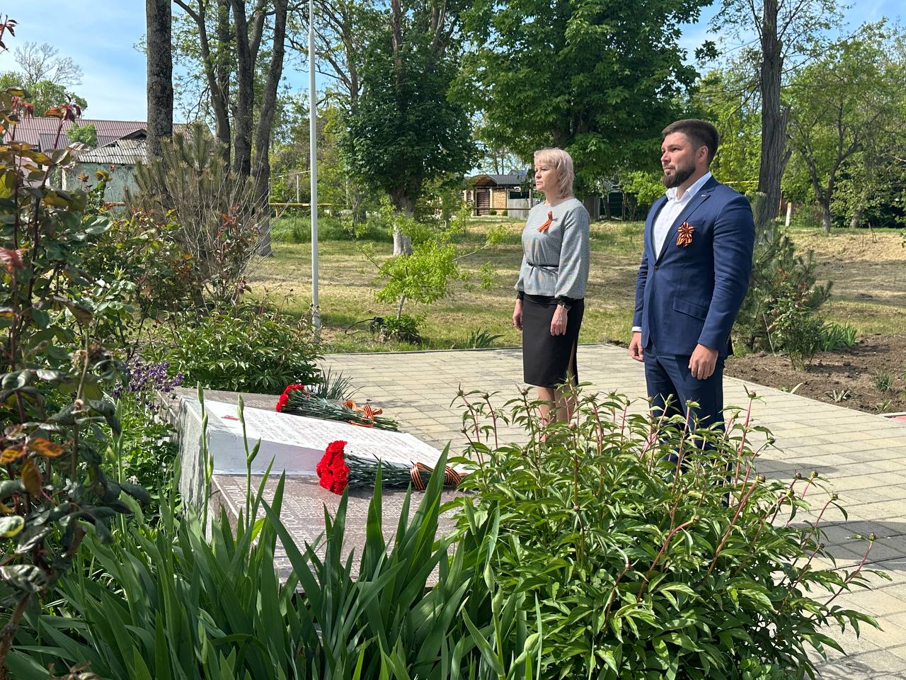 В преддверии 80-летия Победы строительная компания ССК выполнила капитальный ремонт памятника советским воинам. На мемориале в хуторе Нижняя Гостагайка проведены реставрационные работы с облицовкой гранитом. А еще установлены лавочки возле Дома культуры. «Братская могила – это место памяти и место благодарности воинам, подарившим нам светлое будущее и чистое небо над головой. Поддерживать в идеальном состоянии такие места – наш долг», – отметил директор по строительству анапского филиала ССК Роман Трофименко. «Этот памятник давно требовал капитального ремонта. И мы выражаем глубокую благодарность компании ССК: работы проведены на высоком уровне и из качественных материалов», – рассказала заместитель главы Приморского сельского округа Елена Воложанина. Юбилей великой Победы это святое для жителей Нижней Гостагайки место встретит в обновленном виде. Мы помним. Анапское Черноморье