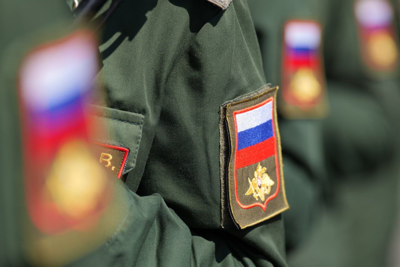 В Саратове появится центр "Патриот 64"  Там будут обучать граждан основам военной подготовки. Центр создадут на базе школы ДОСААФ.  "Из областного бюджета выделено 15 миллионов рублей на запуск центра. Это позволит обеспечить всё необходимое для качественной подготовки", - сообщил сегодня губернатор Саратовской области Роман Бусаргин.  Первый набор слушателей в возрасте от 18 до 35 лет планируется уже в сентябре этого года.  На базе центра саратовцы смогут пройти:   тактико-специальную подготовку к военной службе;   теоретические и практические занятия по начальной военной подготовке;   изучить основы огневой, физической и военно-медицинской подготовки, правила обращения со стрелковым оружием и беспилотными летательными системами.    Прислать новость