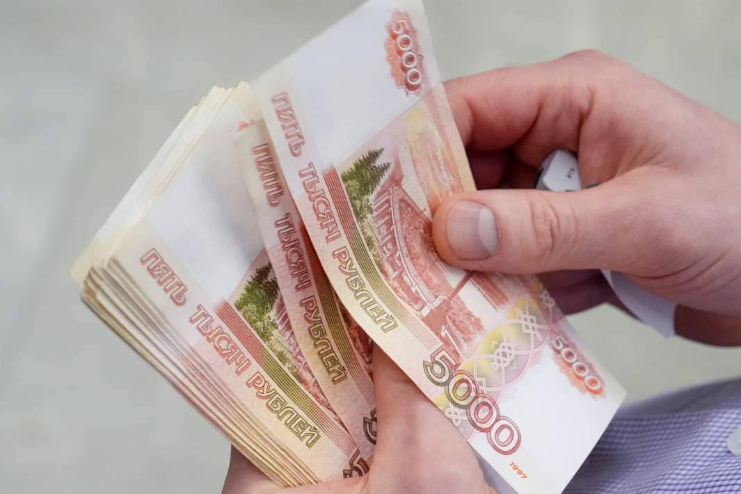 Банковский фильтр 8 из 10 заявок на кредит летят в корзину К началу 2026 года получить заем стало крайне сложно банки одобряют лишь 17 18 заявок Сильнее всего закрутили гайки в автокредитовании где доля отказов достигла рекордных 84 Даже в сегменте ипотеки шансы на успех упали до 35 хотя еще прошлым летом одобряли каждую вторую заявку Сейчас финансовые организации делают ставку не на объем выдач а на качество заемщиков чтобы минимизировать риски невозврата Главная причина такой жесткости политика Центробанка и макропруденциальные лимиты Регулятор практически запретил выдавать деньги тем кто уже тратит на погашение долгов более 80 своего дохода Для таких клиентов в банках установлены жесткие квоты не более 5 от общего объема ссуд kvadratnymaster Фото Известия