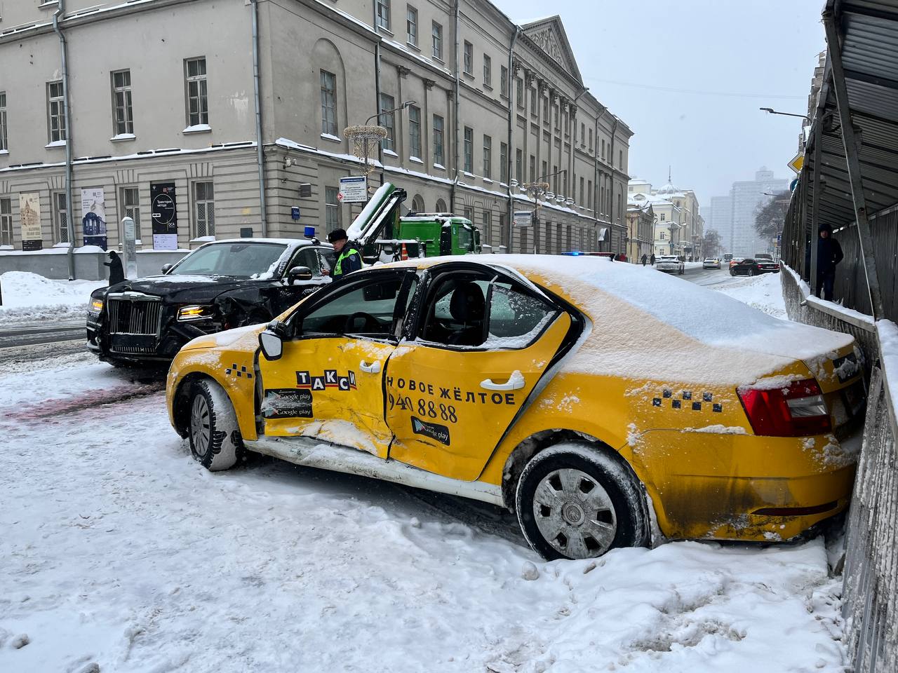Последствия ДТП на Воздвиженке где столкнулись такси и вип автомобиль Аурус В желтой машине пострадали водитель и пассажир оба госпитализированы