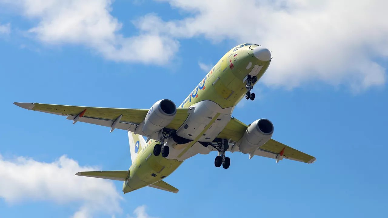 ИМПОРТОЗАМЕЩЕНИЕ   SSJ СОВЕРШИЛ ПЕРВЫЙ ДЛИТЕЛЬНЫЙ ПЕРЕЛЕТ НА ДВИГАТЕЛЯХ ОДК  Импортозамещенный «Суперджет» совершил первый длительный перелет на российских двигателях ПД-8 производства ОДК – из Комсомольска-на-Амуре в подмосковный Жуковский, сообщили в «Объединенной авиастроительной корпорации».  «Полностью импортозамещенный ближнемагистральный самолет «Суперджет» прибыл на аэродром ЛИИ им. М.М. Громова в Жуковский для подготовки к летным сертификационным испытаниям. Это первый длительный перелет на российских двигателях ПД-8 производства ОДК», – говорится в сообщении «Объединенной авиастроительной корпорации».  Согласно сообщению, опытный «Суперджет», названный в честь первого главного конструктора SSJ-100 Юрия Ивашечкина, совершил перелет из Комсомольска-на-Амуре общей протяженностью порядка 6 тысяч километров с промежуточной посадкой в аэропортах Иркутска и Новосибирска. Продолжительность полета составила около 9 часов, он проходил на высотах до 12 тысяч метров и скоростях до 0,78 М.  Уточняется, что самолет пилотировал экипаж в составе летчиков-испытателей Дмитрия Деменева, Александра Верхова, Игоря Гревцева и ведущего инженера по летным испытаниям – бортового оператора Максима Грюканова.  Подчеркивается, что по прибытии на аэродром самолет был перебазирован в авиационно-технический комплекс «Яковлева», где он будет проходить подготовку к выполнению программы летных сертификационных испытаний. В первую очередь борт выполнит полеты на высотах и скоростях, характерных для основных эксплуатационных режимов.  Фото: РИА Новости / пресс-служба ОАК  #аврорамедиа_технологии   Telegram-экосистема АВРОРА МЕДИА МЕДИА   НОВОСТИ   РЕГИОН   ЛАЙФ   СПОРТ   ГЕРЛЗ   ХАЙТЕК   ПЕРСОНЫ   ИНСАЙД   КРИМИНАЛ   МОЛОДОСТЬ   LIVE   АВРОРА МЕДИА YOUTUBE   RUTUBE