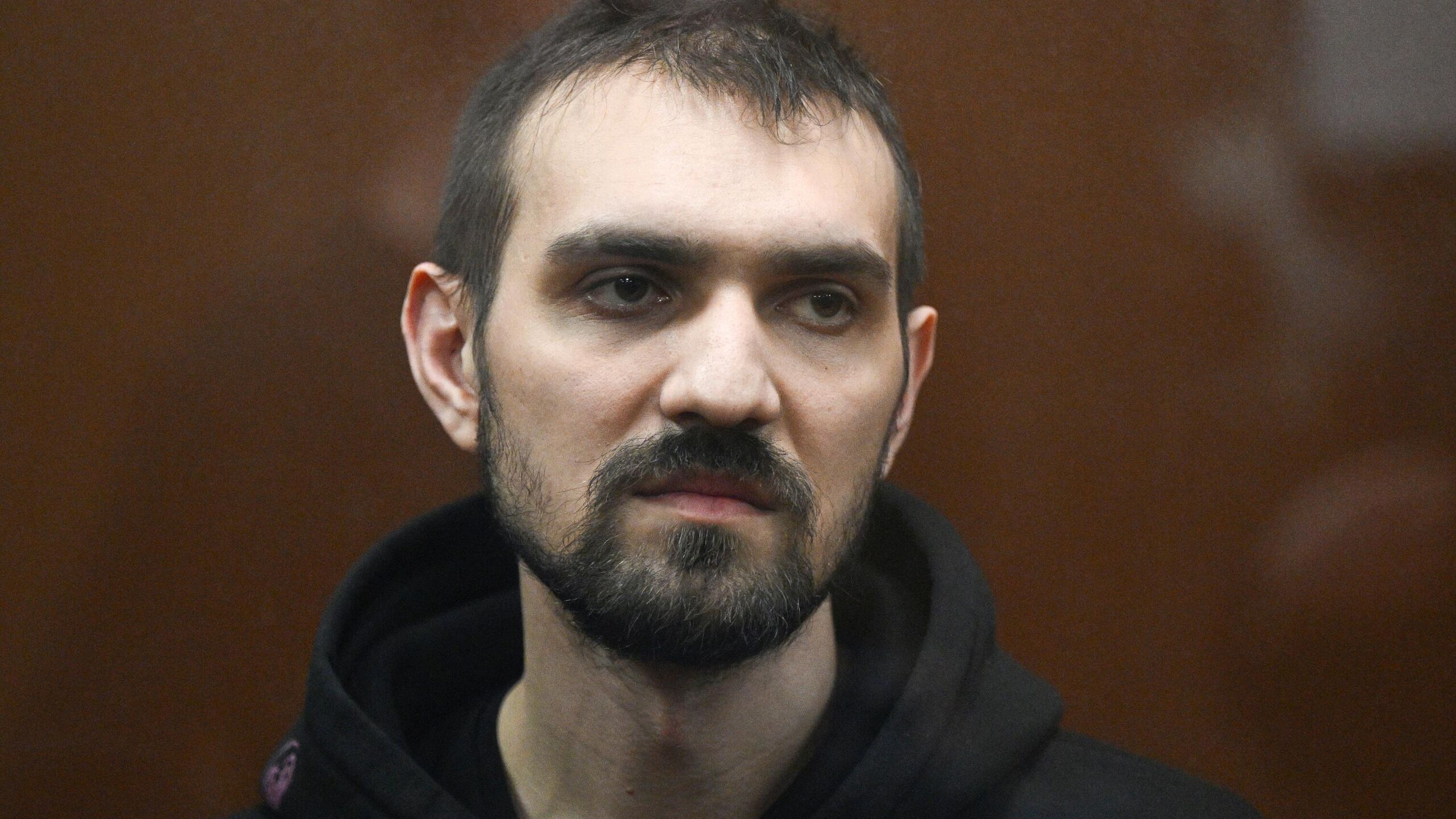 Стендап комик Артемий Останин не признал вину по уголовному делу об оскорблении чувств верующих и возбуждении ненависти передает корреспондент РИА Новости из зала Мещанского суда Москвы Нет конечно ответил Останин на вопрос судьи признает ли он вину в преступлении Суд сегодня начал рассматривать дело по существу По версии следствия комик 7 марта прошлого года в развлекательном заведении на Садовой Черногрязской улице выражая явное неуважение к обществу выступил с юмористическим представлением содержащим высказывания оскорбляющие чувства верующих Кроме этого 15 марта Останин публично унизил людей получивших увечья и утративших трудоспособность при этом угрожая применением насилия Видеозаписи обоих выступлений были опубликованы в интернете