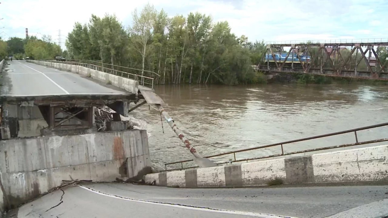 После скандала из за разрушенного моста глава управления транспорта ВКО лишился должности Данияр Уахитов больше не занимает пост руководителя управления пассажирского транспорта и автомобильных дорог Восточно Казахстанской области Он продержался на этой должности всего полгода Такое решение приняли в рамках усилий по искоренению коррупционных рисков в рядах госслужащих по поручению акима области Нурымбета Сактаганова В управлении пассажирского транспорта и автомобильных дорог ВКО назначили нового руководителя Данияр Уахитов освободил занимаемую должность сказала пресс секретарь акима региона Лаура Жакупова Отстранению предшествовала проверка которую инициировали после аварии на Шнайдеровском мосту Итоги проверки показали противоправные действия Уахитова Однако не уточняют какие именно Окончательную правовую оценку дадут уполномоченные структуры Пока информация о том кого назначили на вакантную должность не разглашается Для справки Данияра Уахитова назначили руководителем управления пассажирского транспорта и автомобильных дорог ВКО 1 июля 2025 года После обследования конструкций Шнайдеровского моста приняли решение что восстанавливать его не будут а рядом с ним возведут другой UPD Появилась информация о новом назначенце управление возглавил Нариман Алмасулы Фото Орда t me orda kz