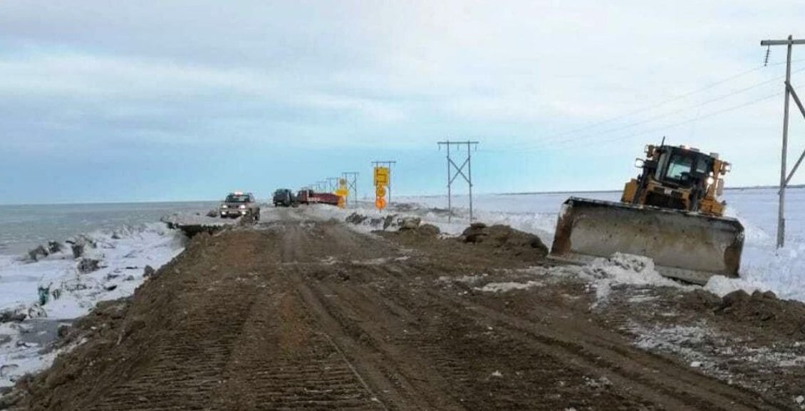 На Камчатке соорудили временную дорогу до поселка Октябрьский  видео  На Камчатке продолжают восстанавливать размытую морем дорогу в Усть-Большерецком округе. На это время для завоза продуктов и топлива будут использовать временную трассу. Нажмите для подробностей -