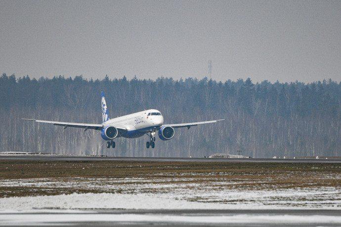 Belavia запускает прямые авиарейсы из Бреста в Санкт-Петербург  Регулярное авиасообщение запустится 2 апреля. Время в полете на Embraer 175 составит 1 час 50 минут.   Как сообщает Belavia, самолет между городами будет курсировать дважды в неделю — по средам и субботам. Расписание следующее. • Вылет из Бреста в 16:15, посадка в петербургском аэропорте «Пулково» — 18:05. • Вылет из «Пулково» в 18:55, прилет в Брест — 20:40.  Билеты уже доступны в продаже. Цена — от 512,98 рубля в одну сторону.