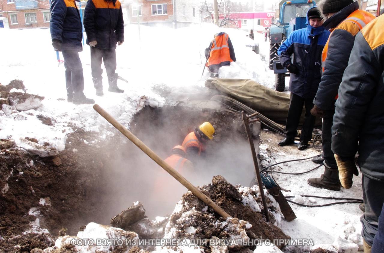 Жители 32 домов в районе улицы Родионова уже несколько дней сидят без воды из-за коммунальной аварии.   Воду отключили в следующих домах:  — ул. Родионова 138, 140, 142, 142А, 142Б, 142В, 178, 180, 182, 184, 186А, 188, 188а, 188в — ул. Цимлянская 6,7,8,9,10,12,13,14,15,16,17,18,19,20 — ул. Северо-Восточная 1,4,6,8.  Воду планируют вернуть в конце дня, но со слабым напором. А пока организовано дежурство цистерн с водой — у домов №180 и №184.  Подпишись \ Предложи новость