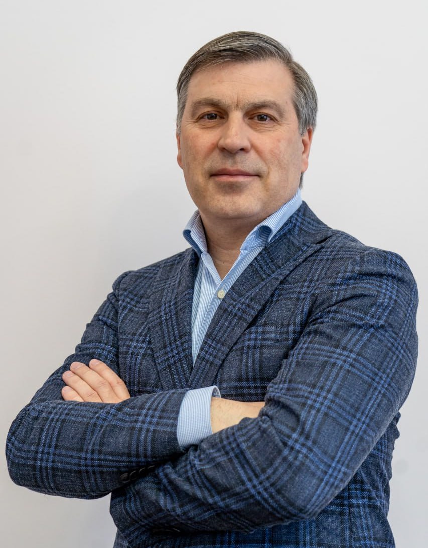 Андрей Кривов стал гендиректором футбольного клуба «Ротор»  Андрея Кривова назначили новым генеральным директором волгоградского «Ротора».  Он — выпускник академии клуба. Играл за основную команду с 1992 по 2000 год, а потом с 2002 по 2005.  После завершения карьеры занялся бизнесом. Теперь вернулся в родной клуб уже в новой роли.           Подписаться