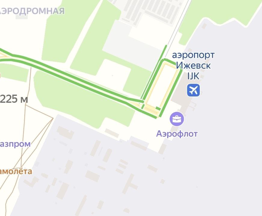 Аэропорту Ижевска присвоено имя оружейника Михаила Калашникова Такое решение приняли жители Удмуртии в народном голосовании Калашников обошел руководитель Департамента горных и соляных дел рубежа XVIII XIX веков Андрея Дерябина и композитора Петра Чайковского Указ о наименовпнии аэропорта подписал Владимир Путин Михаил Калашников прожил в Ижевске 65 лет здесь он довел до ума свой автомат наладил его массовое производство на Ижмаше а затем работал над новыми версиями АК До глубокой старости генерал дважды Герой Социалистического труда Герой России лауреат множества премий и кавалер еще большего числа орденов прожил в обычной ижевской пятиэтажке rodinargru