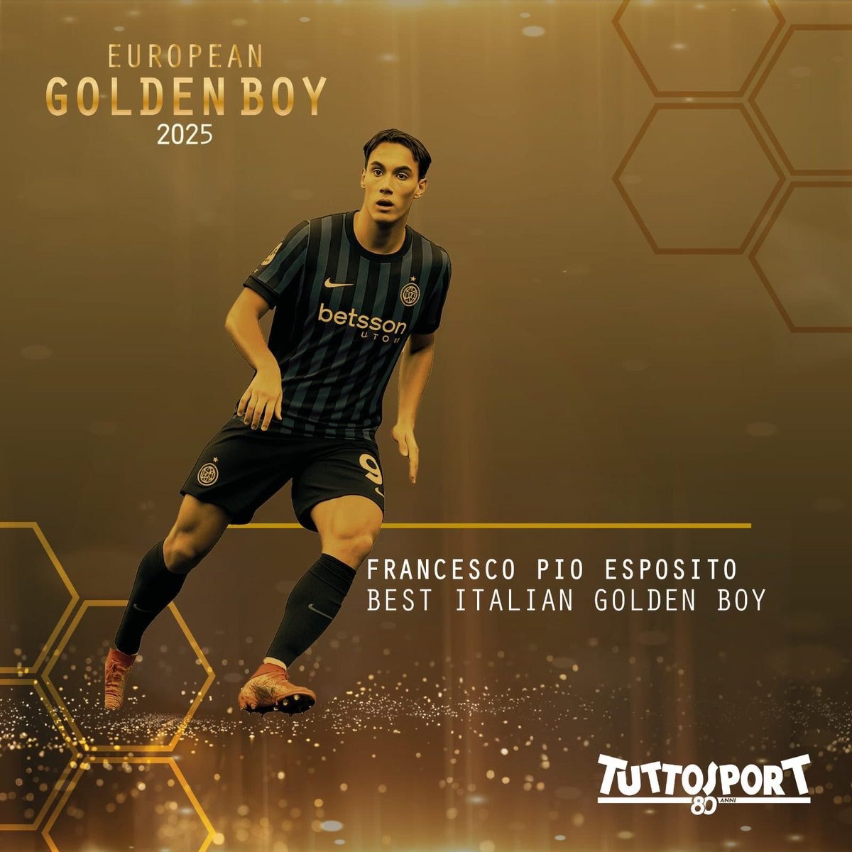 Форвард Интера Франческо Пио Эспозито получил награду лучший итальянский Golden Boy которую Tuttosport вручает лучшему игроку из Италии до 21 года В нынешнем сезоне Эспозито уже проявил себя как в Серии A так и в Лиге чемпионов заслужив доверие Кристиана Киву который всё чаще выпускает его в ключевые моменты Главный тренер сборной Италии Дженнаро Гаттузо также включил форварда в свои планы на отбор к ЧМ 2026 Молодого нападающего уже сравнивают с Кристианом Виери за мощь характер и умение действовать под давлением Прошлый сезон стал для него прорывным выступая за Специю в Серии B он забил 17 голов лучший результат среди итальянцев младше 20 лет с 1991 года Вернувшись в Интер Пио Эспозито успел отличиться ещё до начала сезона забив в Клубном чемпионате мира