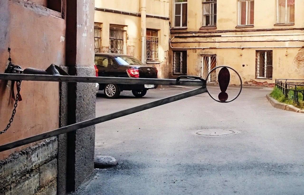 В Петербурге разрешат в упрощенном порядке ставить шлагбаумы во дворах и центральных районах, где действует зона платной парковки. Согласно упрощенной схеме, общее собрание собственников направляется вместе с заявлением в комитет имущественных отношений, который, в свою очередь, направляет веерную рассылку в профильные комитеты — в частности, комитет по благоустройству и комитет по энергетике. После этого выдается разрешение на установку шлагбаум. Речь, судя по всему, только о тех дворах, которые входят в границы общедомовой, частной территории.