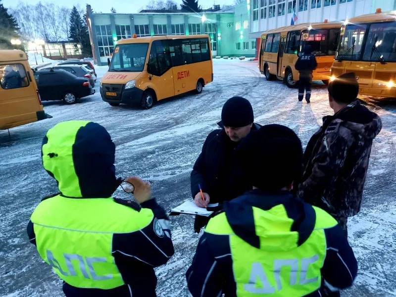 Барнаульцев просят быть готовыми ко встрече с колоннами школьников    С 18 до 28 декабря в Барнауле пройдут новогодние представления, зрителями которых станут более 39 тысяч школьников. В этот период на основных магистралях города: Павловском тракте, улицах Попова, Антона Петрова, Молодежной, проспектах Комсомольском, Ленина, Красноармейском — возможно следование пеших и автобусных колонн с детьми.  Госавтоинспекция города призывает водителей и пешеходов быть предельно внимательными. Автомобилистам следует пропускать организованные колонны и отнестись с пониманием к возможным заторовым ситуациям и неудобствам, а также по возможности выбирать пути объезда. За нарушение для водителей предусмотрены штрафы.  В течение всего периода к местам проведения новогодних утренников колонны автобусов будут сопровождать сотрудники ГАИ — 49 автоколонн и 24 пеших.