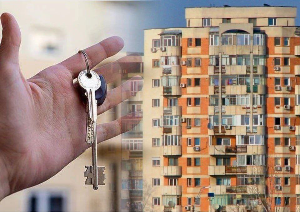 Цены на жильё в Кишинёве могут вырасти до 1800 евро за квадратный метр Рынок жилой недвижимости Кишинёва завершил 2025 год на рекордных значениях и в настоящее время характеризуется замедлением динамики Средняя стоимость квадратного метра достигла около 1720 евро что является историческим максимумом и на 60 7 превышает уровень двухлетней давности По оценкам экспертов в 2026 году рынок вероятнее всего будет развиваться по умеренному сценарию без резких колебаний Существенного снижения цен не ожидается однако и стремительного роста аналитики не прогнозируют Предполагается что стоимость жилья будет в основном корректироваться с учётом инфляции которая может составить 5 7 В этом случае к концу 2026 года средняя цена квадратного метра в столице может приблизиться к уровню 1800 евро MIR24MOLDOVA Подпишись