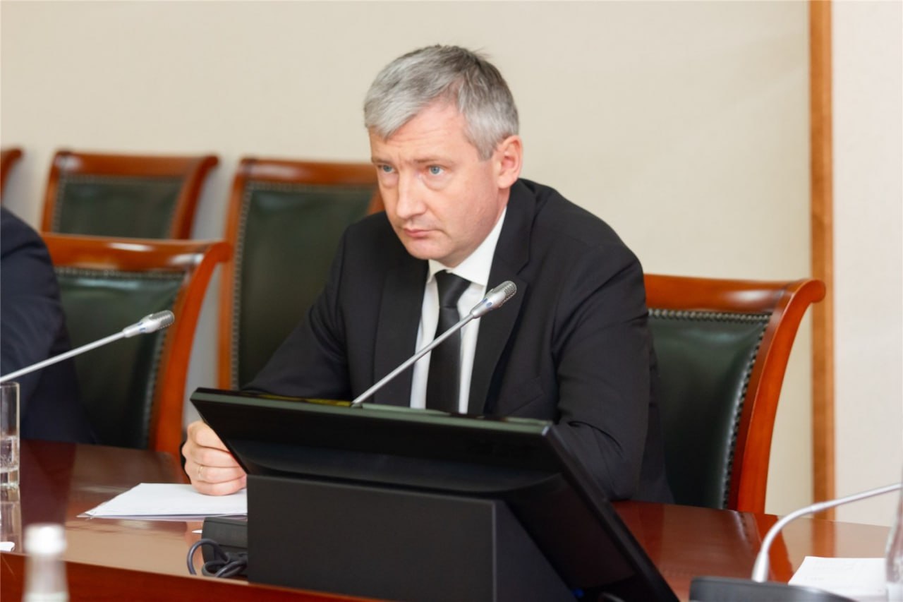 Коммерческий подкуп в «Химпроме»: задержаны два топ-менеджера, один из них — экс-министр  В Новочебоксарске задержаны сразу два высокопоставленных руководителя «Химпрома». По данным CHEB.ru, речь идёт о гендиректоре дочерней структуры «РусХимтрейд» Евгении Герасимове  на первом фото  и коммерческом директоре предприятия Алексее Федотове  на втором фото посередине .  Против них возбуждено уголовное дело по статье 204 УК РФ — коммерческий подкуп. Расследование ведётся МВД Чувашии на основании материалов собственной службы безопасности «Химпрома». Пока официальных подробностей нет, но известно, что действия связаны с профессиональной деятельностью.  Герасимов — не последняя фигура в команде главы Николаева. В 2020 году он на короткое время занял пост министра промышленности Чувашии при Николаеве, после чего быстро вернулся обратно в «Химпром», а в 2023 возглавил его торговый дом. Он публично обещал рост производства в ответ на западные санкции. Обещал поднять промышленность, а в итоге подняли на ней деньги.   Ждём новых подробностей дела!    Подписаться   Написать нам   Поддержать   Чат
