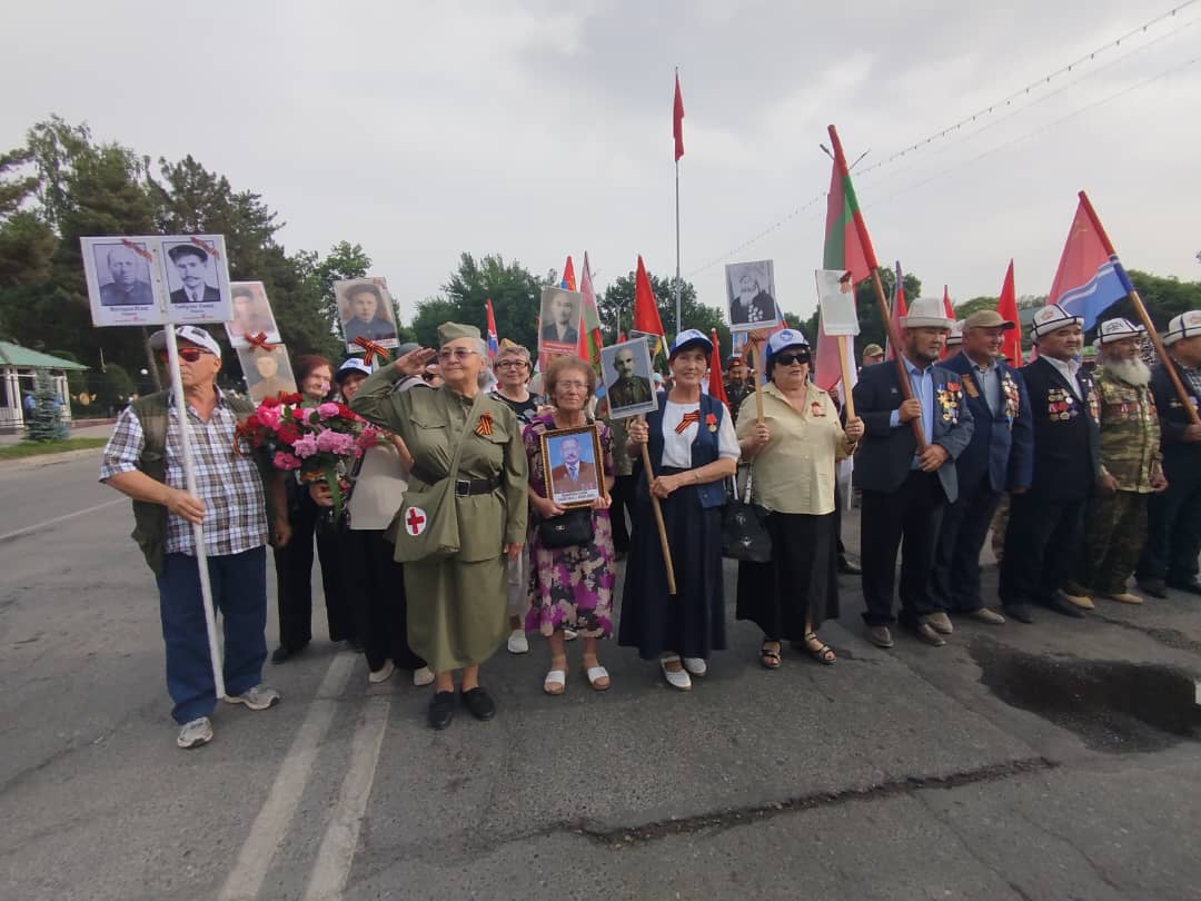 В шествии "Бессмертного полка" в Джалал-Абадской области приняли участие несколько тысяч человек