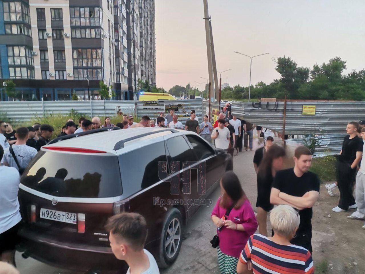 В Краснодаре невменяемый водитель сбил ребенка на самокате! Сегодня вечером в проходе между микрорайонами Губернский и Любимово очень пьяный водитель «Кадиллака» на большой скорости сбил 13-летнего подростка, катавшегося на самокате, а затем влетел в забор. Удар был такой силы, что самокат, по словам очевидцев, скрутило в «бараний рог». Разъяренные местные жители едва не устроили самосуд над водителем, но его спасли охранники ЖК, а после спрятали в машине скорой помощи. Мальчика без сознания увез реанимобиль. В ГИБДД сообщили, что за рулем автомобиля находился 34-летний мужчина. В машине также был такой же сильно пьяный пассажир, который не пострадал.