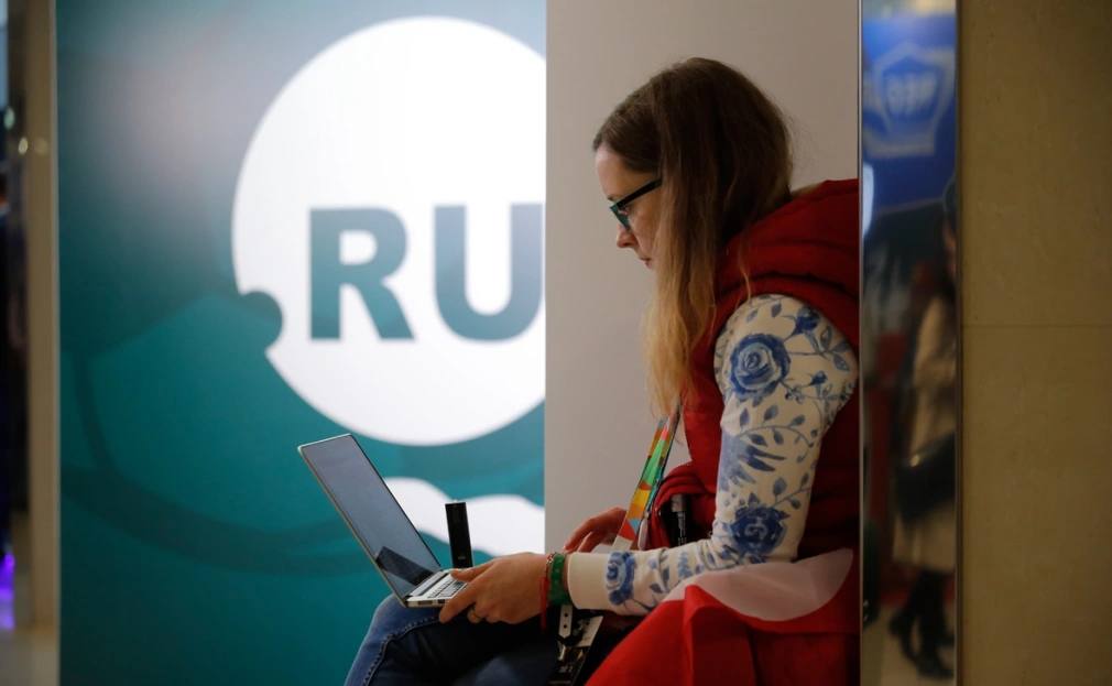 Более 80 доменов в России принадлежат физлицам говорится в исследовании Руцентра и Кибердома По мнению аналитиков за многими такими регистрациями скрывается бизнес так компании упрощают процедуру оформления пытаются избежать бюрократии или обойти блокировку домена в случае санкций Такая практика по мнению экспертов может привести к потере контроля над сайтом или его остановке шантажу со стороны физлица на которого оформлен домен или судебным разбирательствам Фото Владислав Шатило РБК Следить за новостями РБК в Telegram