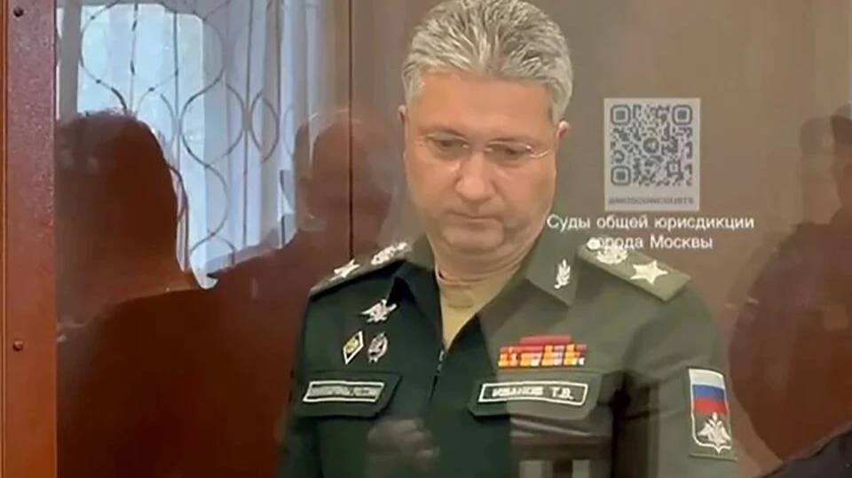 СК нашёл у Тимура Иванова баню за 56 миллионов и взятку под видом займа Уголовное дело против бывшего замминистра обороны Тимура Иванова обрастает новыми эпизодами. По данным «Коммерсанта», Следственный комитет готовит ему два новых обвинения. Один из эпизодов — якобы взятка на 152 млн рублей, замаскированная под займ агрофирме «Русское село». Второй — строительство элитной бани с котельной рядом с особняком его бывшей жены Светланы Захаровой. Стоимость постройки — 56 млн рублей, баню уже конфисковали. Таким образом, общий размер взяток, инкриминируемых Иванову, может превысить 1,39 млрд рублей. Ранее его обвиняли в получении 1,185 млрд от подрядчиков Минобороны — за помощь в заключении контрактов и покровительство. Подписаться Прислать новость