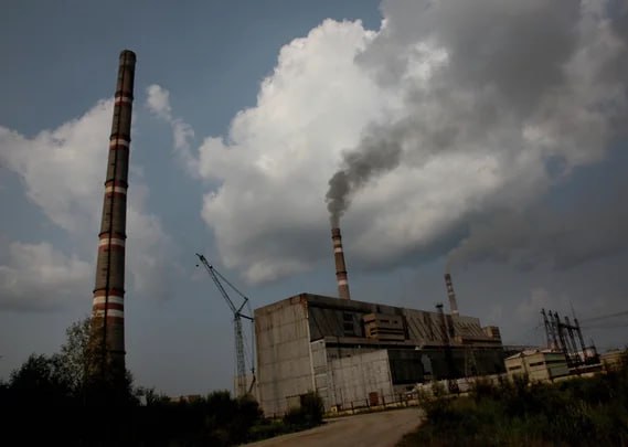 Обмен активами между РусГидро и СГК проверит Счетная палата 24 февраля КОММЕРСАНТ По данным Ъ Счетная палата проверяет законность и эффективность обмена активами между РусГидро MOEX HYDR и Сибирской генерирующей компанией СГК в результате чего последняя получила крупнейшую на Дальнем Востоке Приморскую ГРЭС и Лучегорский угольный разрез Стоимость активов оценивалась в 7 6 7 9 млрд руб После закрытия сделки в 2020 году СГК увеличила оценку инвестиций в модернизацию ГРЭС в 1 5 раза до 108 млрд руб Если отчет аудиторов покажет ущерб интересам государства или угрозу энергетической безопасности региона сделка может быть оспорена в суде считают юристы Счетная палата проводит оценку законности и эффективности сделки между РусГидро и СГК по обмену Приморской ГРЭС и связанного с ней технологически Лучегорского угольного разреза на долю в Дальневосточной энергетической компании ДЭК говорят источники Ъ знакомые с ситуацией Проверка по их словам проводится по поручению президента РФ ее срок до 1 марта Приморская ГРЭС мощностью 1 5 ГВт и Лучегорский разрез с запасами 470 млн тонн угля перешли под контроль СГК на тот момент входила в СУЭК Андрея Мельниченко летом 2020 года В рамках сделки см Ъ от 14 июня 2019 года принадлежавшие РусГидро ГРЭС и угольный разрез были обменяны на 41 98 в уставном капитале ДЭК которая владеет Дальневосточной генерирующей компанией ДГК и Дальневосточной распредсетевой компанией ДРСК Одновременно РусГидро одобрило капитализацию долга ДГК на 40 5 млрд руб увеличив долю в компании до 94 По данным Ъ доля СГК в ДЭК оценивалась в 7 6 7 9 млрд руб что соответствовало стоимости Приморской ГРЭС и разреза При этом стоимость модернизации всей станции выросла до 108 млрд руб по сравнению с 65 млрд руб которые были закреплены в постановлении правительства от 2023 года приводил оценку Виктор Лариошкин В то же время компания рассматривает возможность строительства новых энергоблоков на Приморской ГРЭС в том числе и по назначению правительства после несостоявшегося отбора на строительство генерации в Приморье