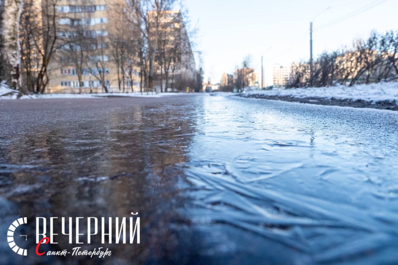 МЧС предупредило петербуржцев о гололедице 27 апреля Спасатели Главного управления МЧС России по Санкт-Петербургу предупредили о возможном ухудшении погодных условий в городе. По данным ФГБУ «Северо-Западное УГМС», ночью и утром 27 апреля в Санкт-Петербурге местами ожидается гололедица на дорогах. Жителям и гостям города рекомендуется быть внимательными и осторожными на улице. В случае чрезвычайной ситуации звоните в службу спасения по номеру 01, а владельцы мобильных телефонов могут набрать 112 или 101. Фото: Олег Золото Вечерний Санкт-Петербург