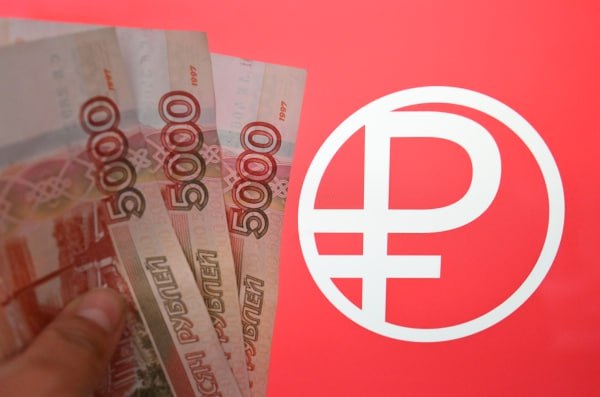 Опрос: только 8% россиян готовы к зарплате в цифровых рублях За год число сторонников новой нацвалюты упало в 1,5 раза. Мужчины более открыты нововведениям. На зарплату в цифровых рублях готовы 13% опрошенных; среди женщин — лишь четыре человека из ста. Результаты исследования сервиса по поиску работы SuperJob есть в распоряжении радиостанции «Говорит Москва». Среди россиян с доходом от 100 тысяч рублей в месяц готовы получать зарплату «в цифре» 12%. Противников новой национальной валюты — 78%.