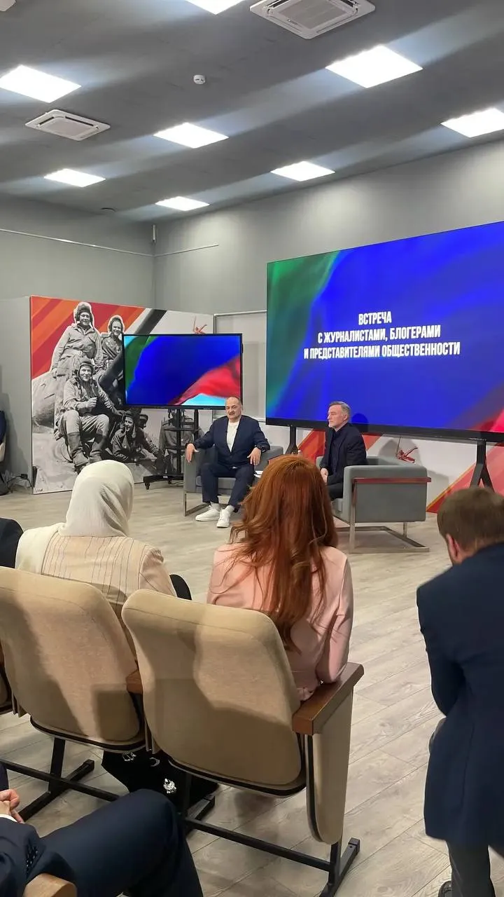 Я не знаю почему там был постелен ковёр Меликов прокомментировал нашумевшую историю Глава Дагестана на встрече с журналистами и блогерами ответил на вопросы о ковре на подстанции Приморская Фото разлетелось по соцсетям и вызвало бурное обсуждение Я не знаю почему там был постелен ковёр Не знаю для чего он нужен был Мне он не помешал и этим ковром я не отделил себя от проблем Дагестана Ранее Меликов отметил хайп вокруг этой истории заявив что люди вместо реальных проблем энергетики обсуждают покрытие на полу