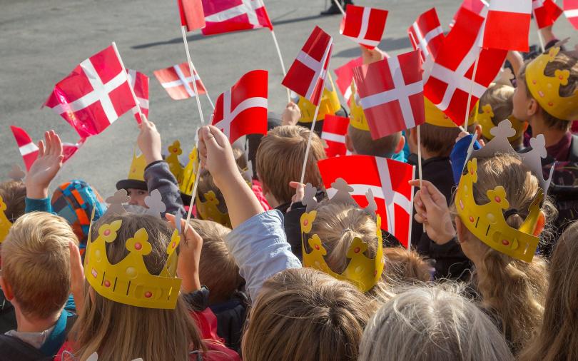 Датский пенсионный фонд продаст гособлигации США на фоне политики Трампа Датский пенсионный фонд AkademikerPension решил продать государственные облигации США до конца января Фонд опасается что политика президента США Дональда Трампа создала слишком большие кредитные риски чтобы их игнорировать пишет Bloomberg США в принципе не являются хорошим заемщиком и в долгосрочной перспективе финансы правительства США не являются устойчивыми сказал директор по инвестициям AkademikerPension Андерс Шельде AkademikerPension который управляет сбережениями учителей и ученых на сумму около 25 млрд на конец 2025 года владел казначейскими облигациями США на сумму около 100 млн Шельде сослался на заявления Трампа о претензиях на Гренландию как на одну из причин побудивших фонд отказаться от казначейских облигаций США По его словам опасения по поводу бюджетной дисциплины и ослабления доллара также оправдывают отказ от инвестиций в Соединенные Штаты Подробнее Датский пенсионный фонд продаст гособлигации США на фоне политики Трампа Подписаться на Сам ты инвестор