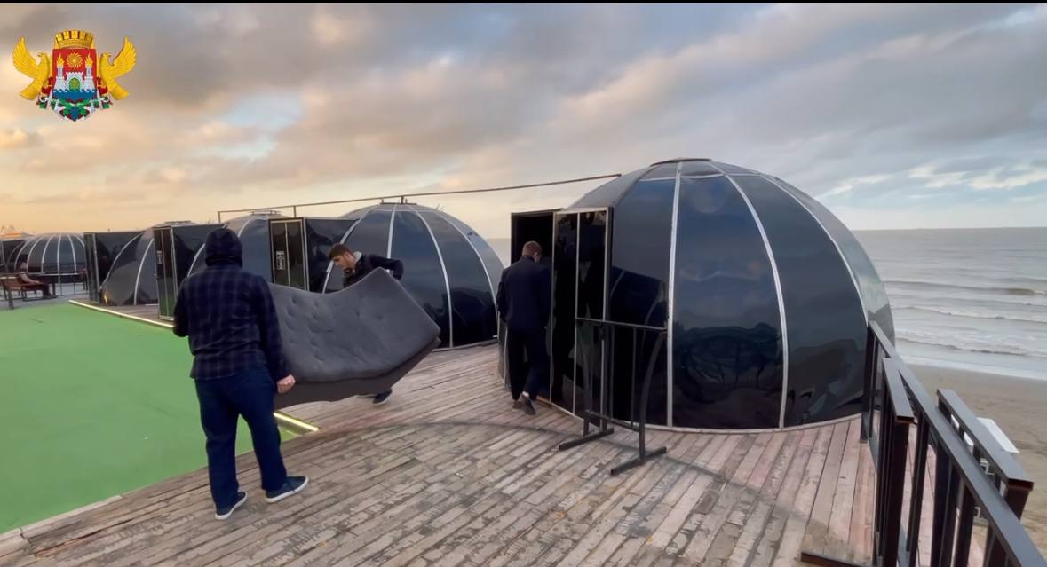 На улице Порт Петровская 4 4 в Махачкале освобождена территория от 10 незаконно установленных купольных конструкций и нескольких других некапитальных сооружений сообщает пресс служба мэрии Демонтаж проведен Управлением административно технической инспекции и муниципального контроля Махачкалы по решению соответствующей комиссии возглавляемой первым заместителем мэра Магомедали Саидовым