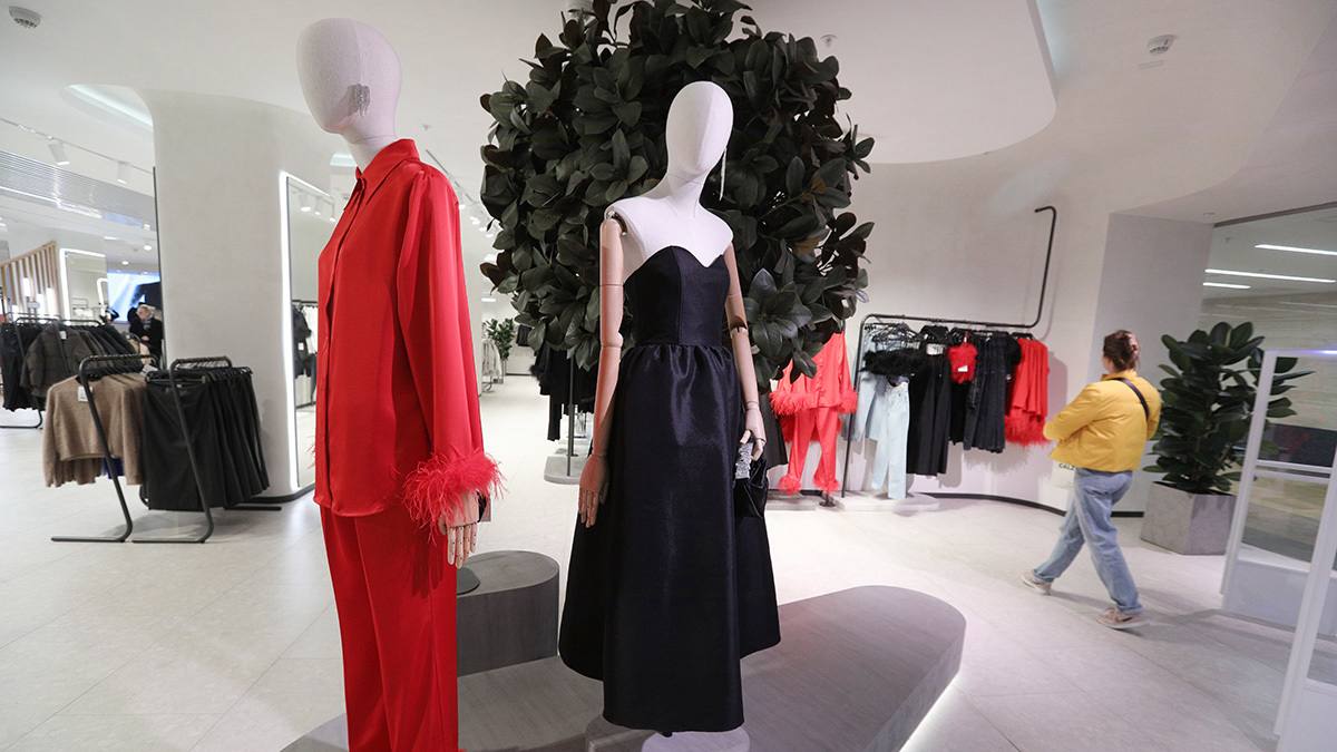 Смещение интересов потребителей в онлайн сегмент трансформирует рынок в 2025 году в России откроется 28 флагманских магазинов фэшн ритейлеров на 18 меньше чем годом ранее По данным консультантов доля таких точек в общем объеме вновь открытых магазинов за текущий год снизилась год к году на 15 п п до 83 В нынешних рыночных условиях когда екоммерс с каждым годом набирает обороты классические одежные ритейлеры имеют все меньше финансовых возможностей запустить работу флагмана Такие точки требуют существенного объема инвестиций в ремонт и подразумевают большие арендные платежи За январь сентябрь 2025 года объем интернет торговли в РФ увеличился на 32 год к году до 8 2 трлн руб в общем объеме розничных продаж онлайн ритейл занимает 18 3 показатель увеличился на 2 9 п п Такой переток продаж сказывается на росте операционных расходов и подталкивает к росту цены на продаваемую продукцию на этом фоне ритейлеры вынуждены сокращать издержки включая аренду персонал и обслуживание торговых площадей При этом сами фэшн ритейлеры стараются наращивать торговлю через маркетплейсы и развивать собственные интернет магазины