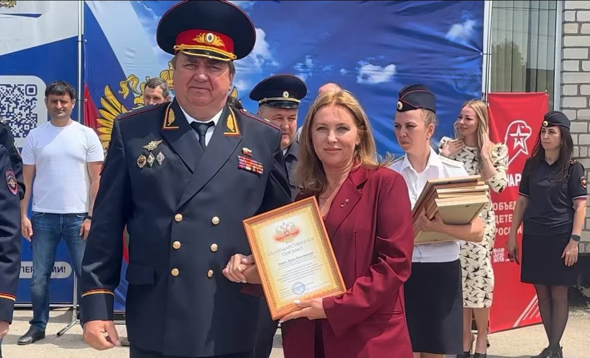 На мероприятии, посвященном последнему звонку кадетских классов станицы Марьинской представитель губернатора Ставропольского края, генерал-майор полиции в отставке Алексей Алексеевич Новиков, отметил значительный вклад педагогов в развитие образовательной сферы округа. В ходе торжественного мероприятия он вручил благодарственные письма начальнику управления образования Битик Ирине Валентиновне, директору Марьинской школы Масюковой Татьяне Александровне, а также учителям, которые продемонстрировали высокие результаты в своей работе.
