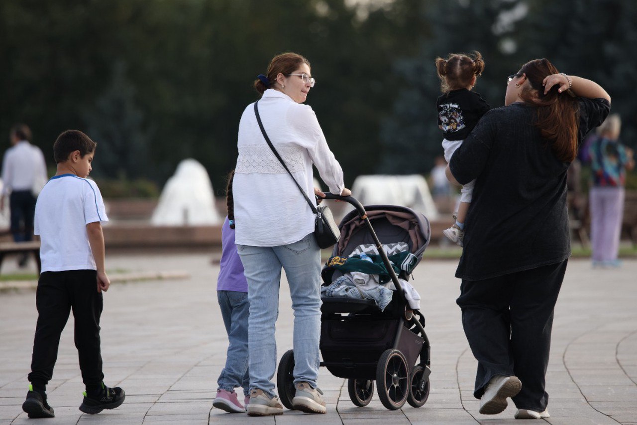 Больничные для многодетных семей хотят увеличить Срок на который можно будет взять документ намерены увеличить до 90 дней Речь идет о больничном по уходу за ребенком Чем больше детей тем больше времени родители уделяют их здоровью и многодетным сотрудникам может не хватать 60 дней оплачиваемого больничного Мы с коллегами по фракции подготовим такую инициативу направим в правительство заявил лидер Справедливой России Сергей Миронов Как вам идея Супер 60 дней вполне достаточно   Подпишитесь на Абзац TG VK Дзен MAX Rutube