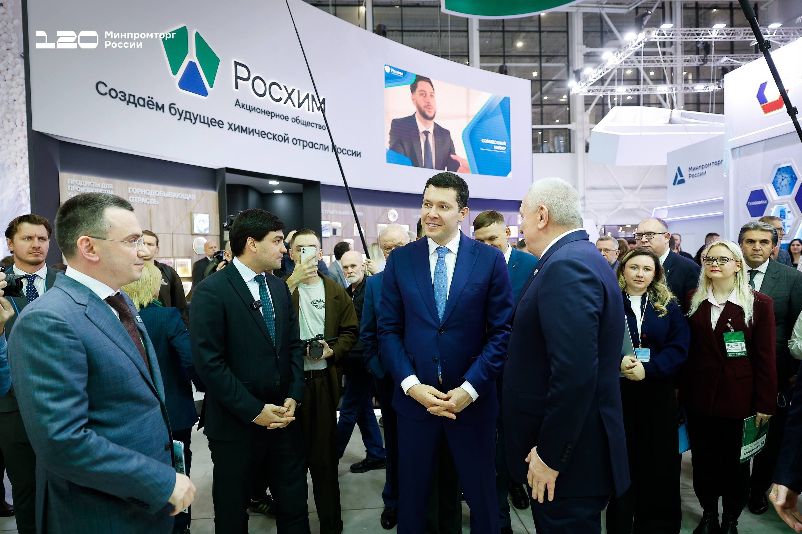 Министерство промышленности и торговли РФ VK   Антон Алиханов на форуме Химия 2025 Глава Минпромторга России принял участие в пленарной сессии форума и рассказал о достижениях и задачах в отрасли химпрома Главное   За 10 лет объём выпуска химической продукции в стоимостном выражении увеличился троекратно а экспорт в 2 5 раза   С начала года было запущено 20 проектов в химпроме Общий объем инвестиций порядка 60 миллиардов рублей   Производство 56 новых химических материалов для радиоэлектронной промышленности освоено в 2025 году   Главное достижение в химической отрасли невысокая доля импорта около 34   За ближайшие 5 лет необходимо создать более 130 новых химических производств Особый акцент на мало и среднетоннажной химии   По сравнению с 2020 годом объемы выпуска в этом сегменте увеличились более чем на 80 и составили по итогам прошлого года до 420 млрд рублей   С 2020 года численность работников отрасли увеличилась более чем на 100 тысяч человек Также Антон Алиханов совершил обход экспозиции выставки химической промышленности и науки Химия 2025